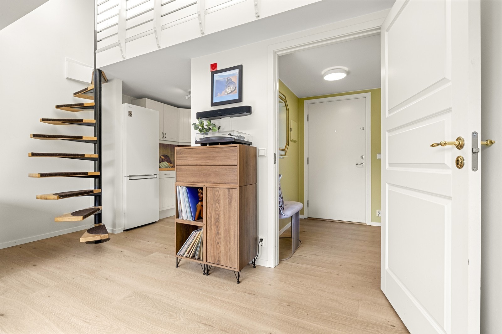 Velkommen inn! I entreen er det god plass til å henge av seg sko og yttertøy, før du går videre inn i leiligheten. Galleribilde
