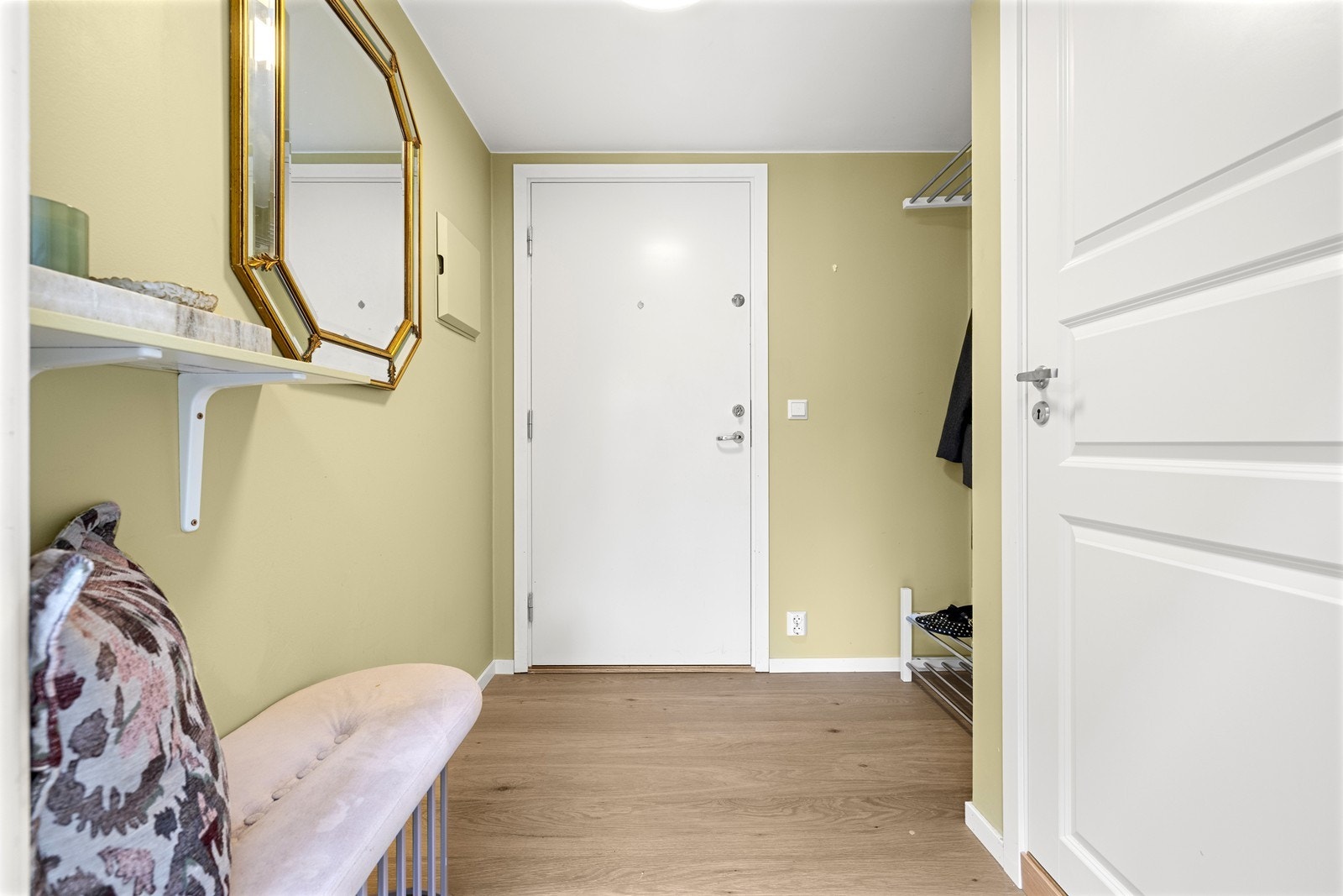 Entréen har plass til skohyller og oppheng for yttertøy. Galleribilde