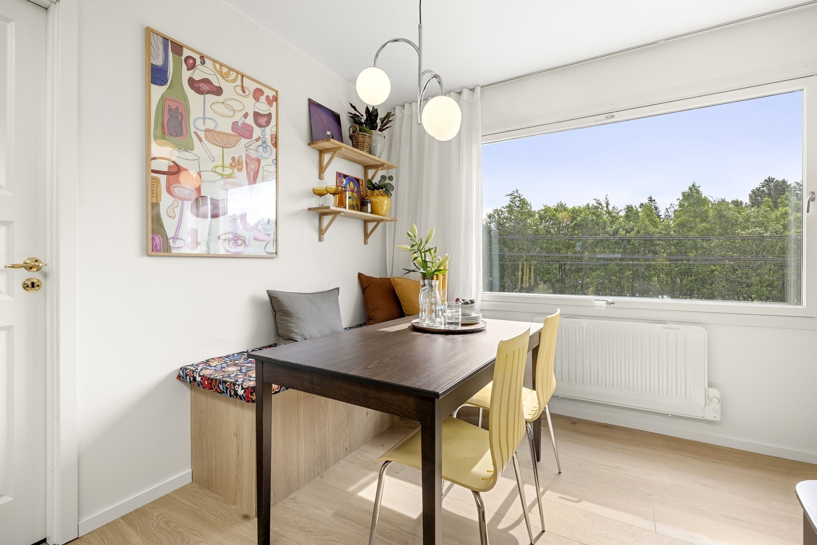 Vinduer med 2/3-lags glass fra byggeår gir godt med lys og utsikt mot grøntområder. Galleribilde
