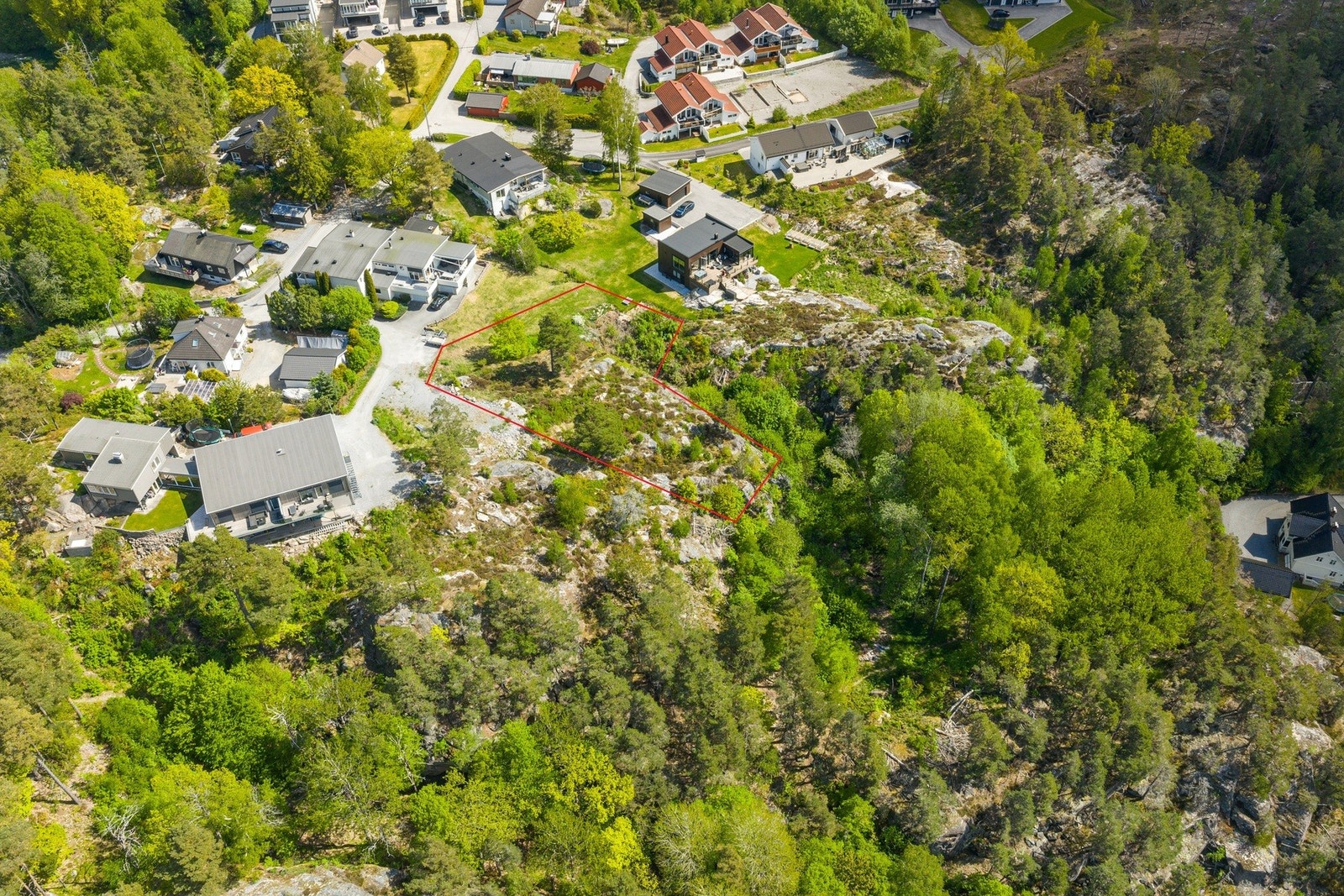 Oversikt over nærområdet! (eiendomsgrenser omtrentlig angitt) Galleribilde