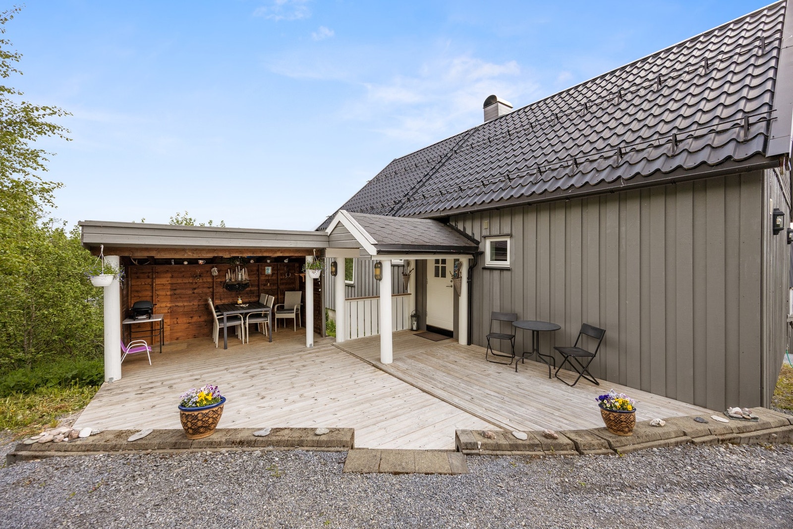 Terrasse på 19 kvm, samt takoverbygd sone på 9 kvm. Galleribilde
