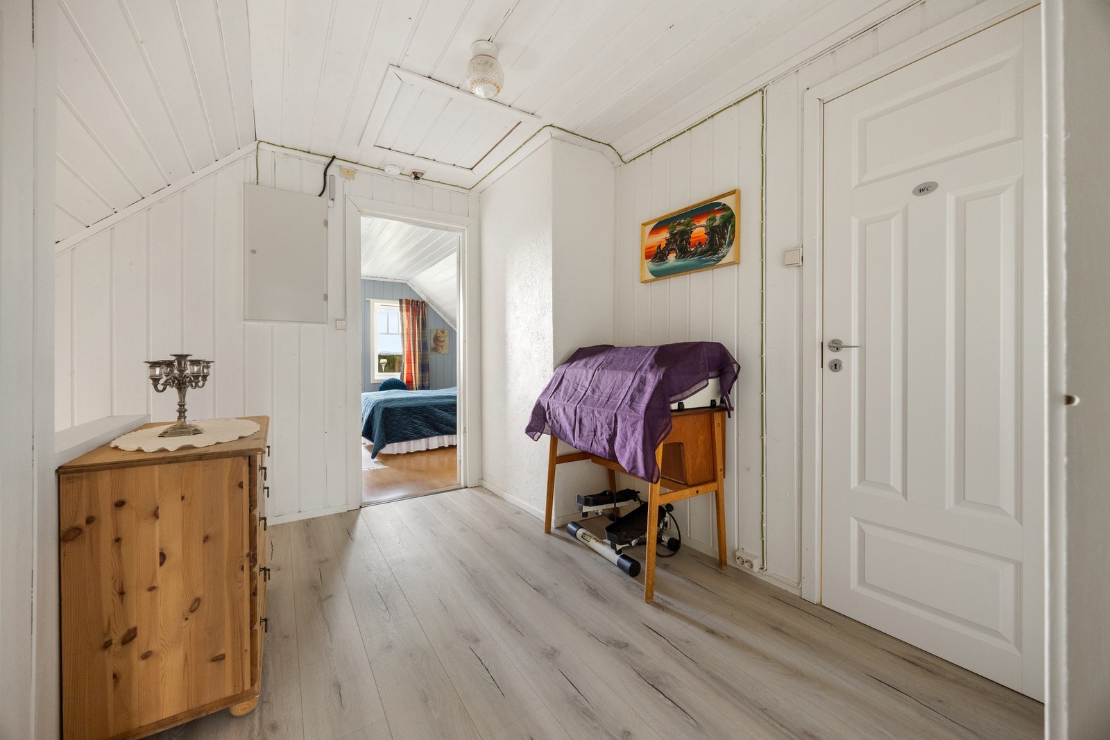 Gang - 6,5 kvm. Loftsetasjen er innredet med tre soverom og WC Galleribilde