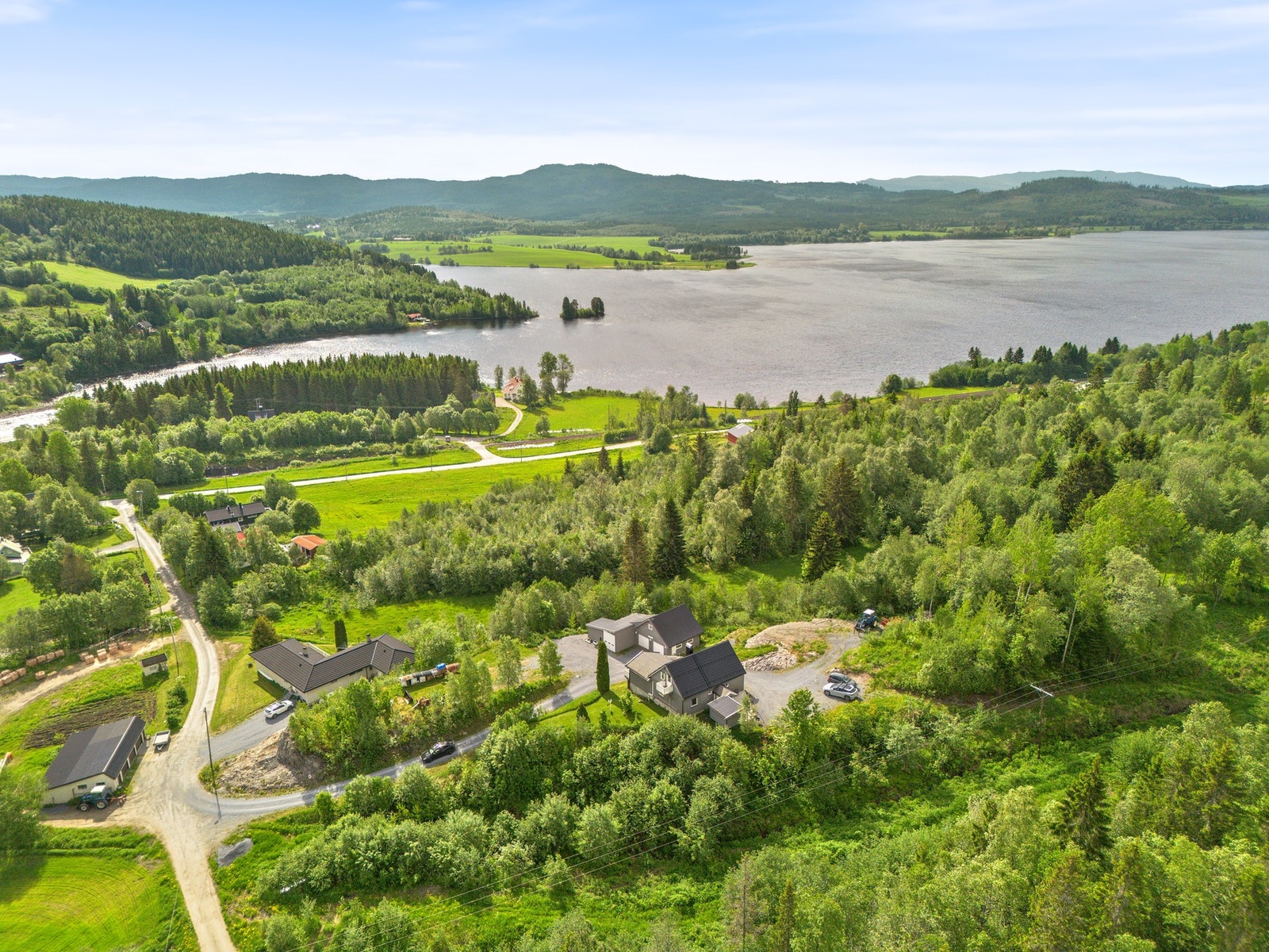 Landlig beliggende eiendom med tomt på 2946 kvm. Kort vei til Fossem og Snåsavatnet. Galleribilde