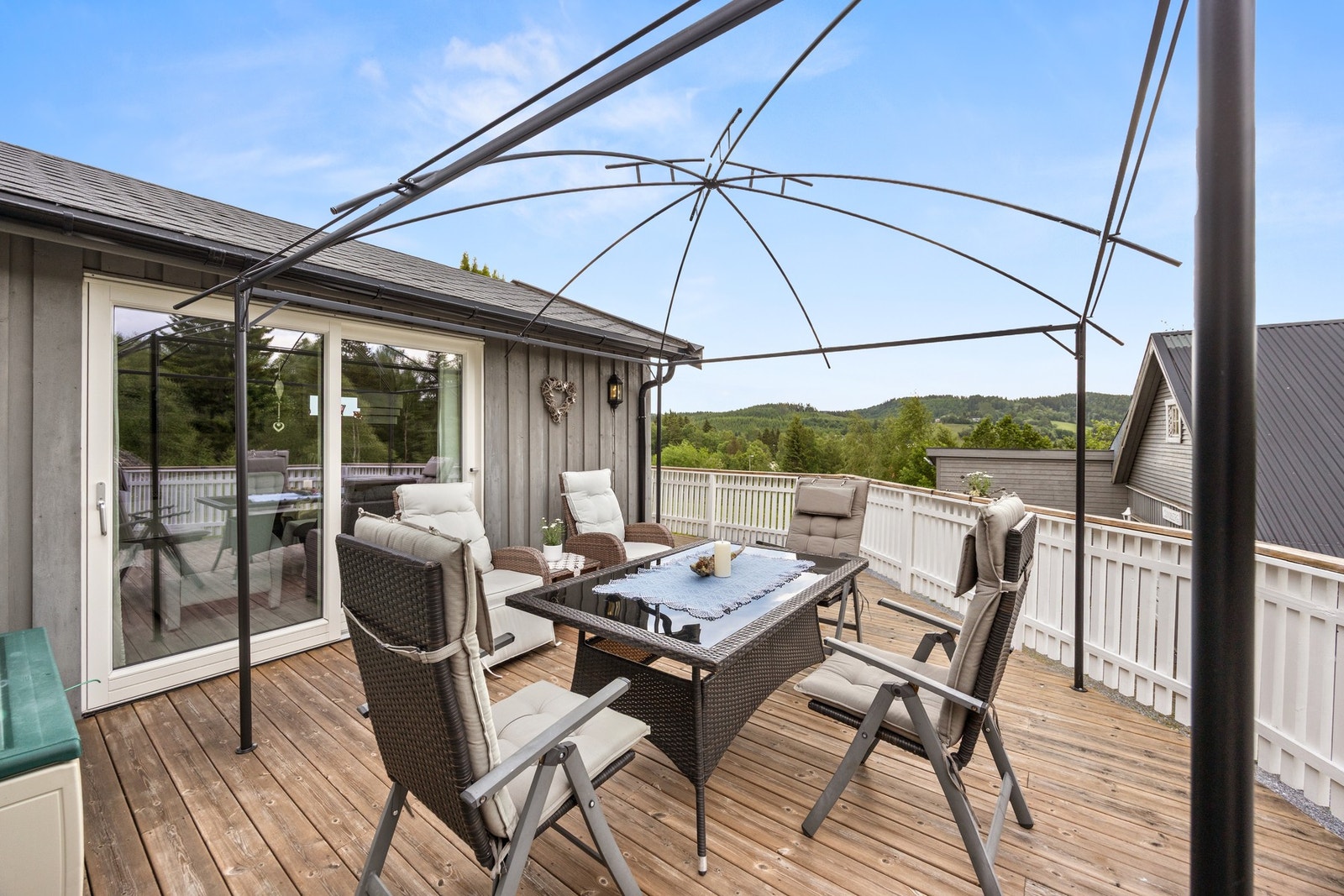 Fra stuen er det utgang til terrasse på ca 35 kvm. Galleribilde