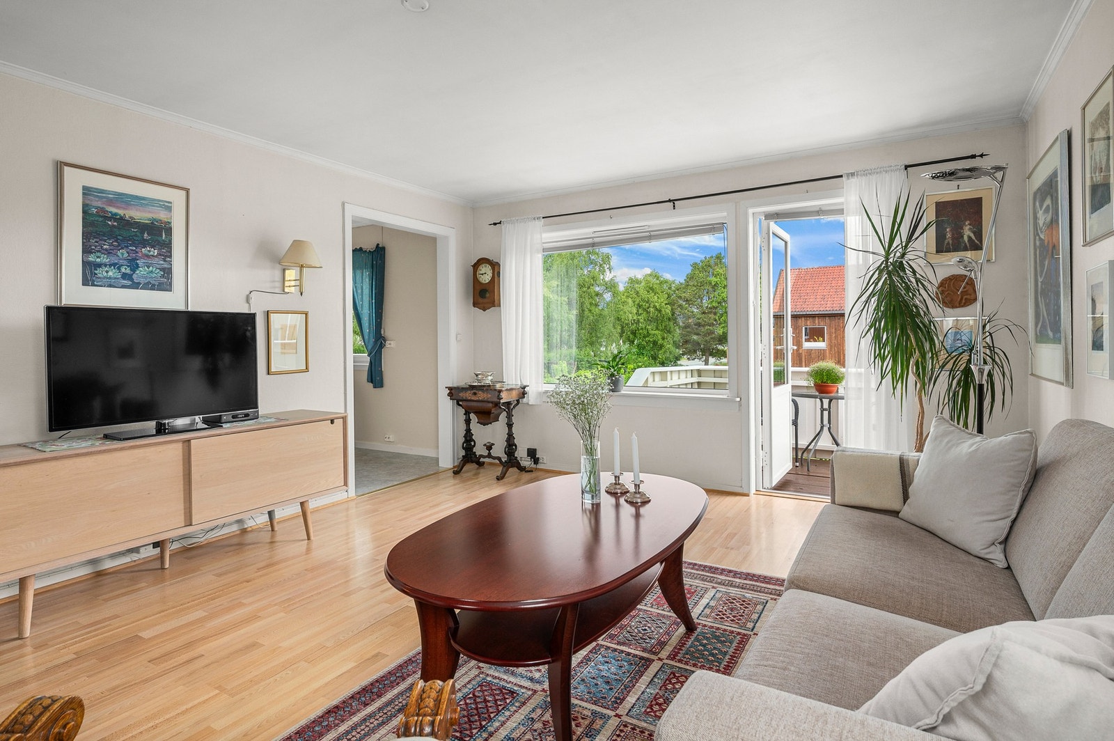 Store vindusflater som slipper inn rikelig med naturlig lys Galleribilde