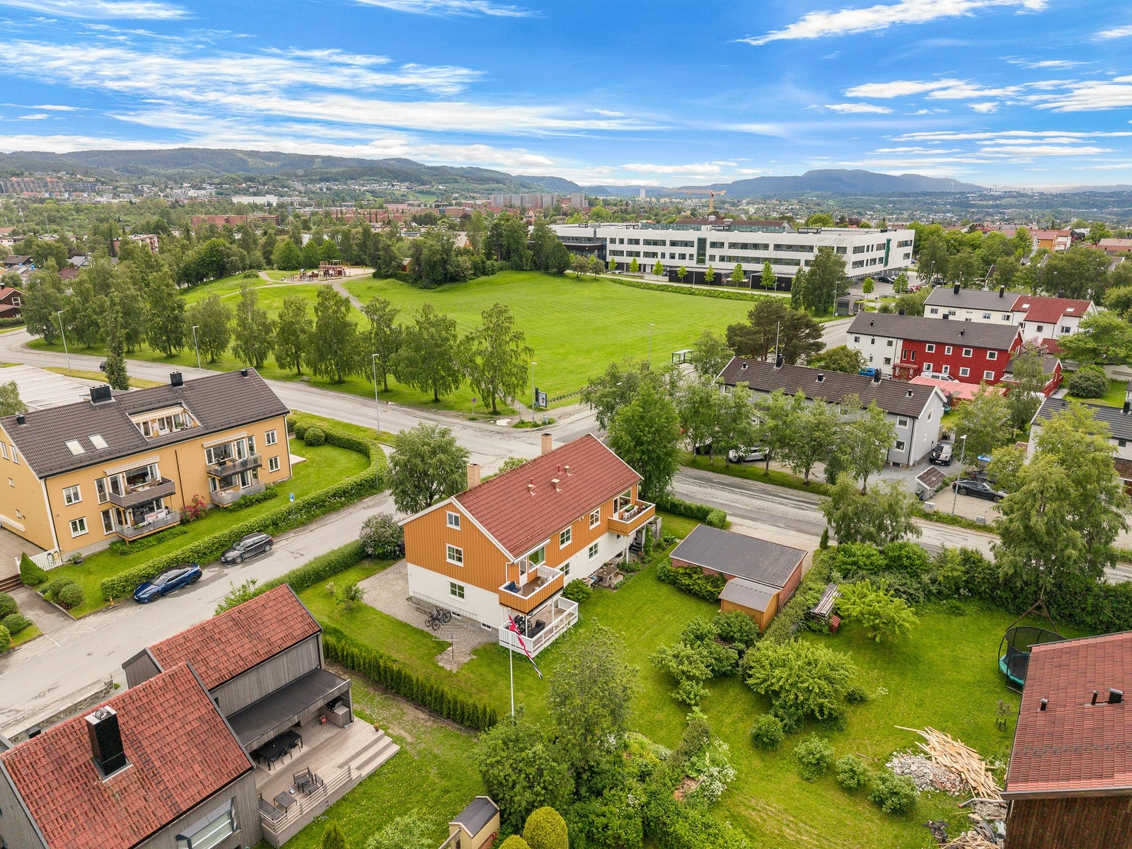 Boligen ligger i et svært ettertraktet og familievennlig boområde. Her bor du med kort vei til flere dagligvarebutikker og andre servicetilbud. Galleribilde
