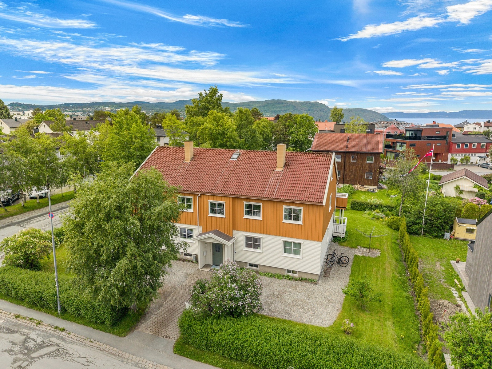 Leiligheten ligger i 2.etasje mot vestre i bildet. Galleribilde