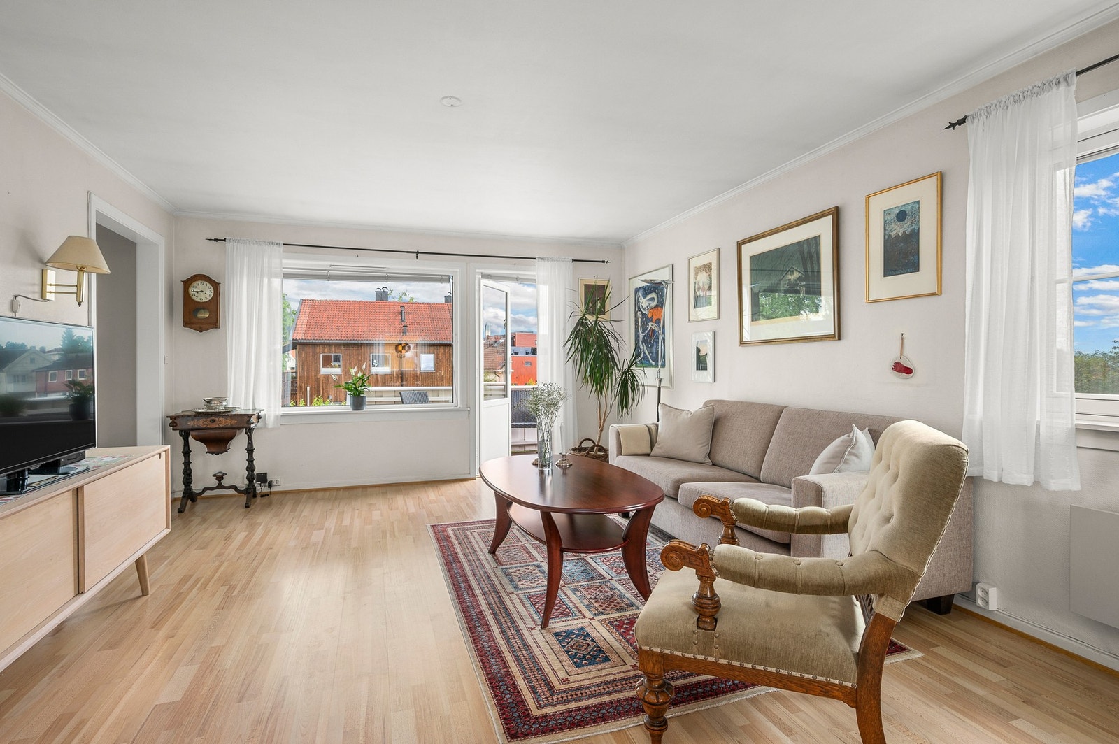 Videre inn i stuen er det god plass til en sofagruppe Galleribilde