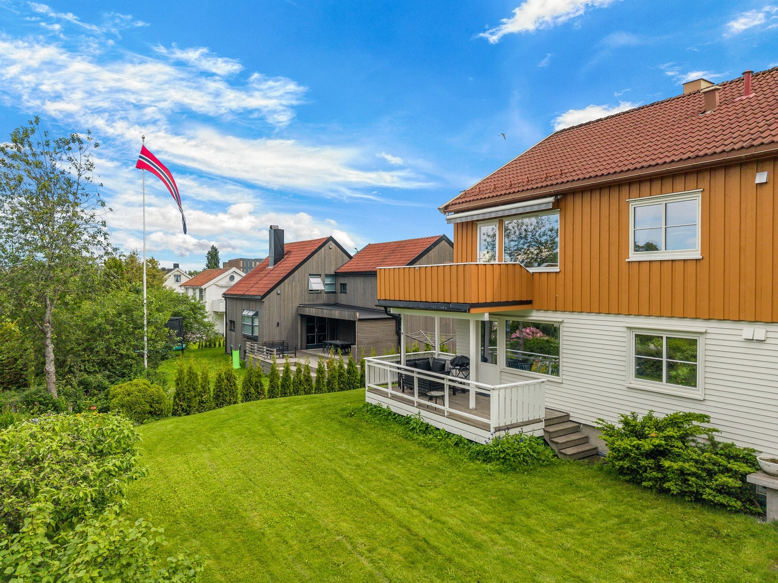 I 2011 ble boligen etterisolert, kledningen skiftet og vinduer skiftet. Galleribilde