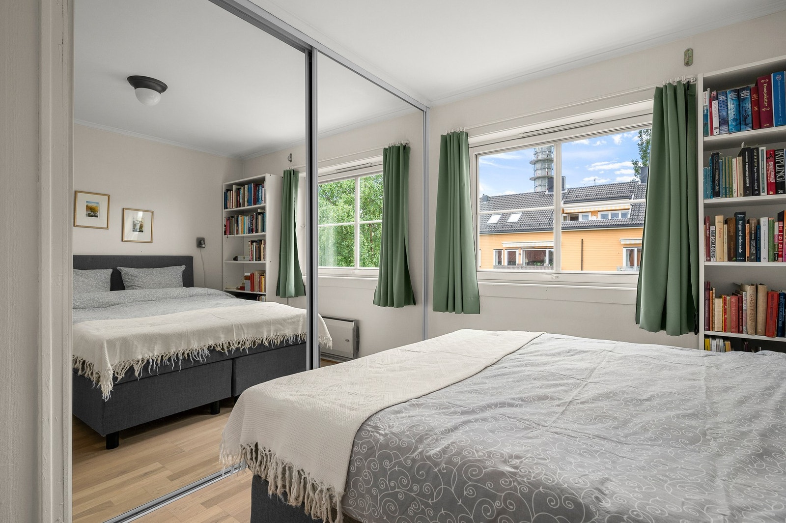 God plass til dobbeltseng, skyvedørsgarderobe og nattbord Galleribilde