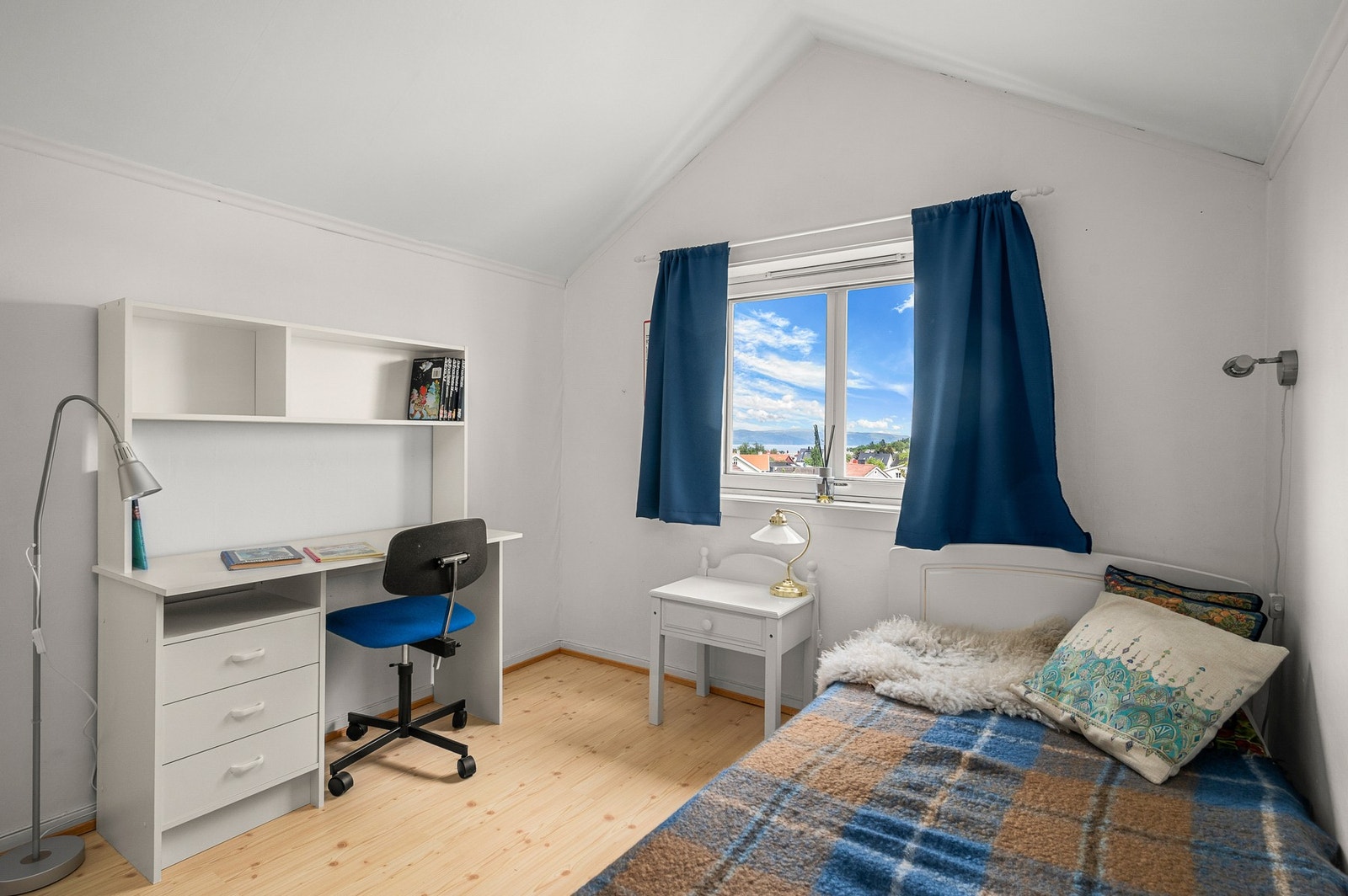 Rom på loftet, innredet og brukt som gjesterom. Galleribilde