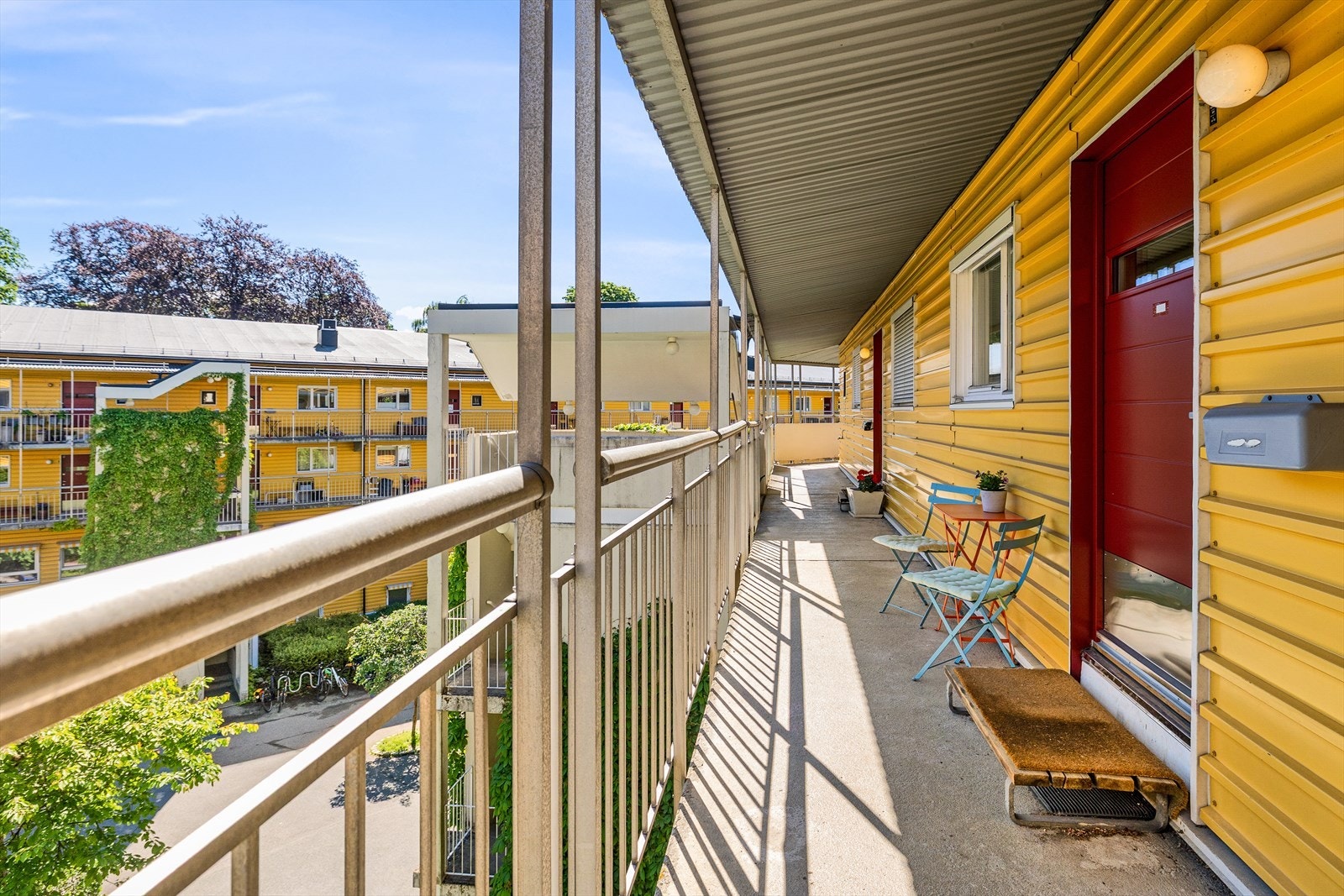 Adkomst til boligen skjer via en hyggelig svalgang vendt mot frodig bakgård, hvor du kan nyte morgensolen. Galleribilde