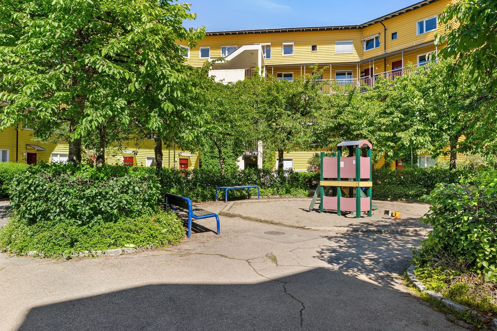 Casinetto er et veletablert og hyggelig borettslag med store grøntområder, flere lekeplasser og sosiale møteplasser for beboerne. Galleribilde