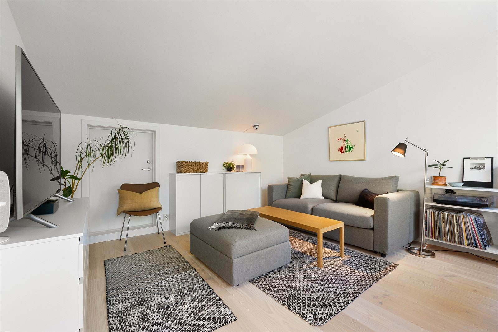 I dag er rommet innredet med sofagruppe og hjemmekontor. De mange bruksmulighetene gjør dette til et rom som enkelt kan tilpasses ulike behov og livsfaser. Galleribilde