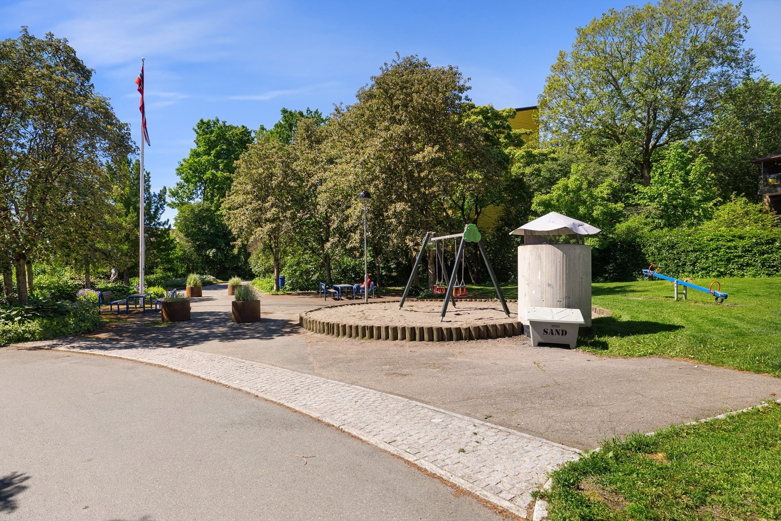 Her er det bilfri lekeplass for de minste og flere sittegrupper. Galleribilde