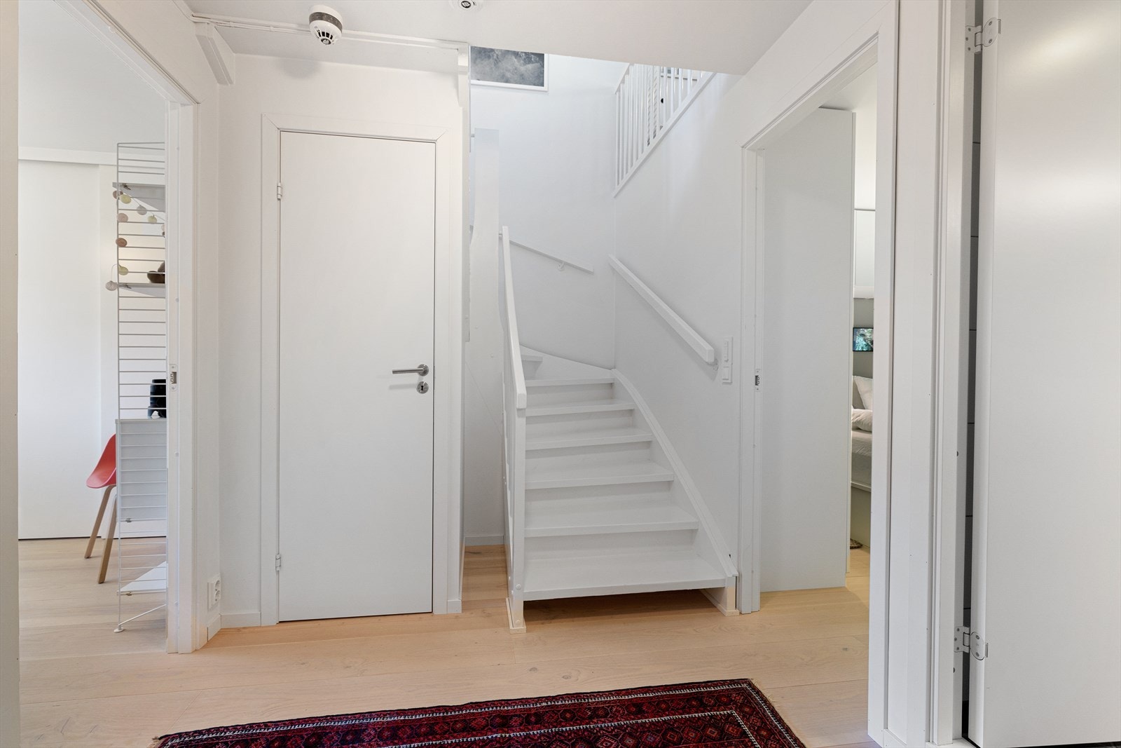 Leiligheten har en svært familievennlig planløsning med to soverom og bad på samme plan. Galleribilde