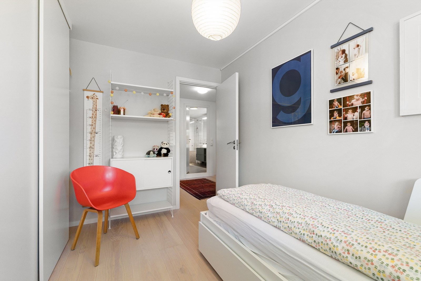 Her er det plass til seng og skrivepult, og inneholder i tillegg en generøs skyvedørsgarderobe. Galleribilde