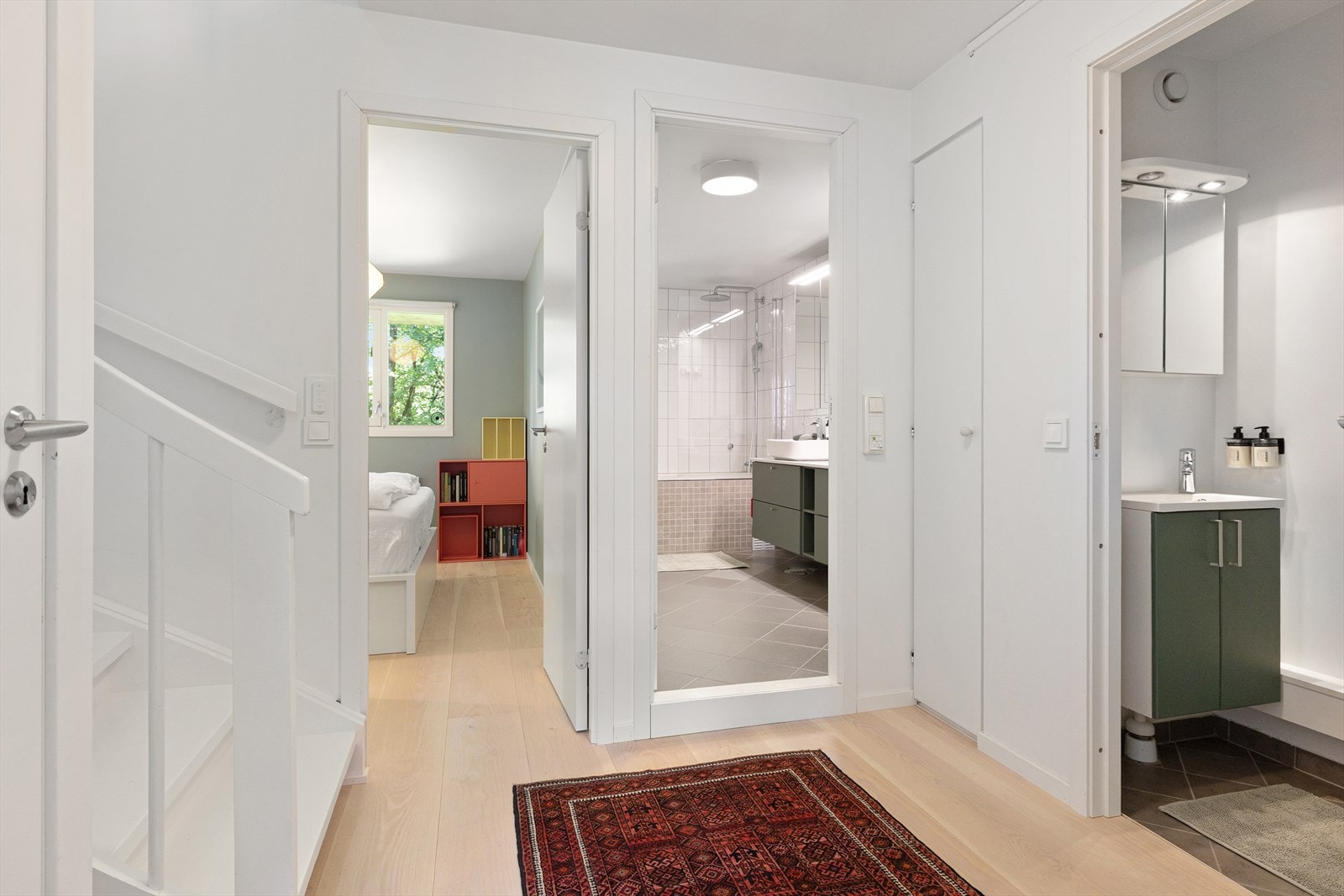 Det er god tilknytning mellom soverommene og badet via gangen. Galleribilde