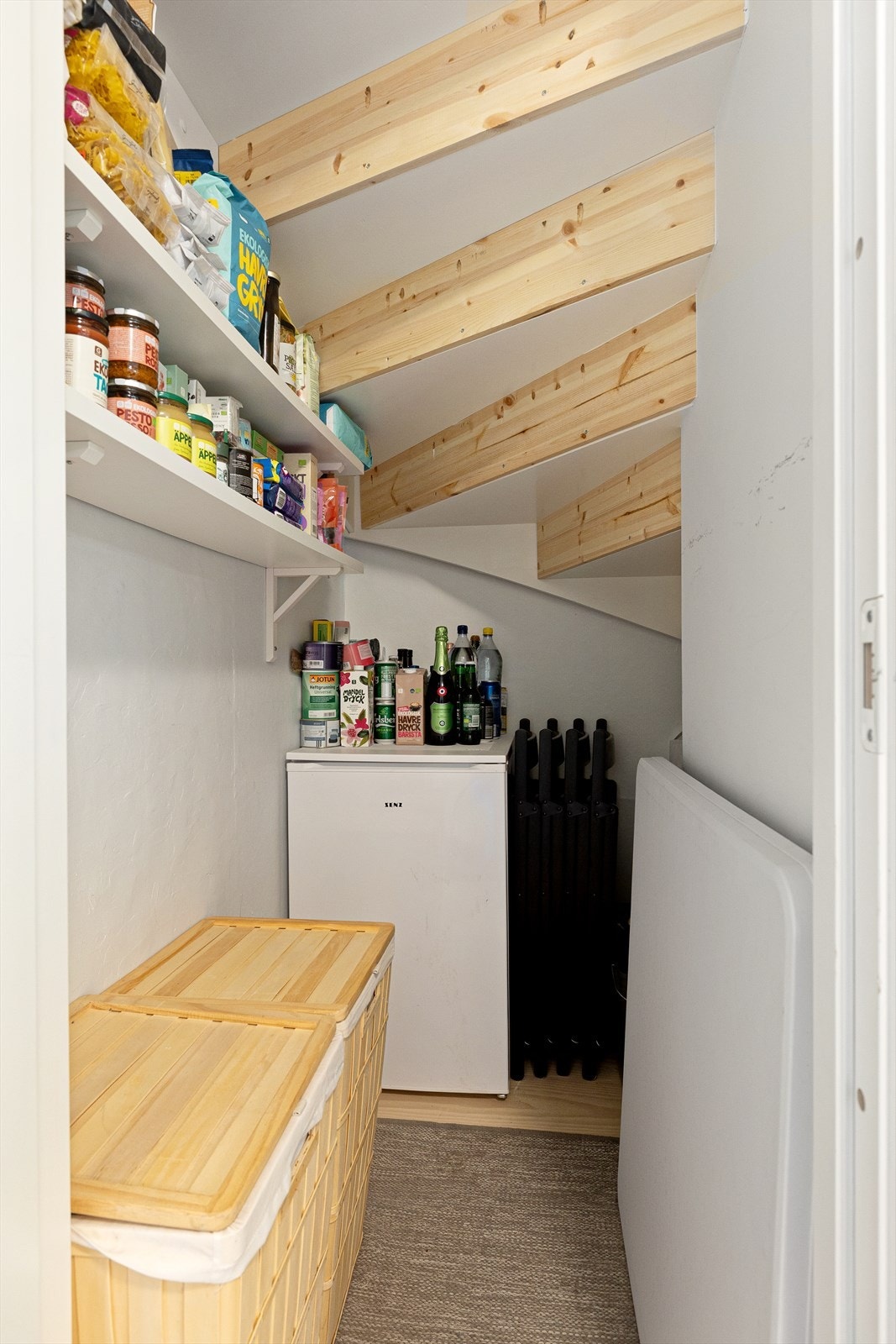 Under trappen er det etablert en praktisk bod med hyllesystem. Galleribilde