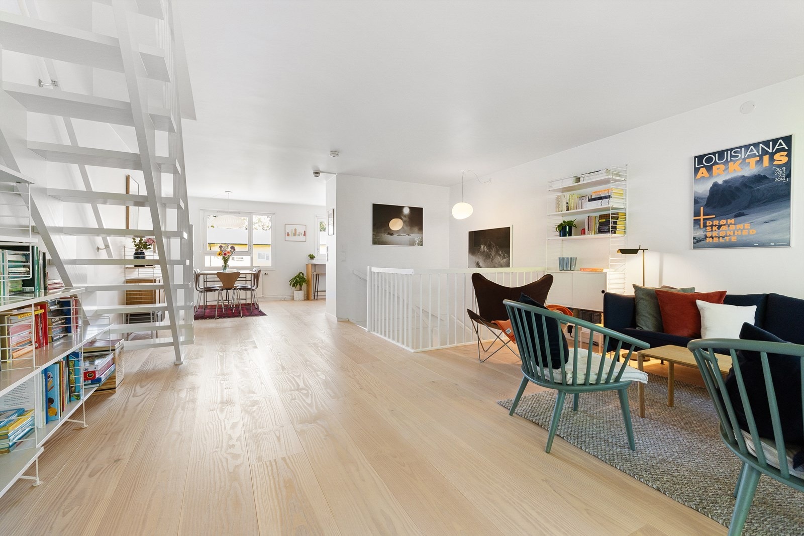 Store vindusflater og gjennomgående planløsning gir rikelig med naturlig lys fra flere himmelretninger. Utsynet er åpent og luftig, med minimalt innsyn og uten sjenerende gjenboere. Galleribilde