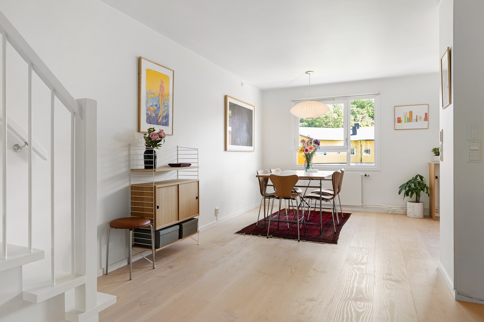På kjøkkenet er det god plass til stor spisegruppe. Galleribilde