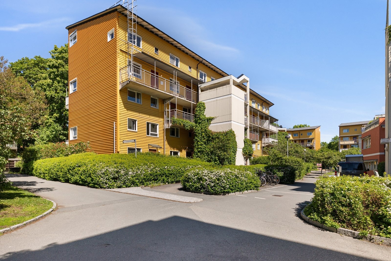 Beliggenheten er svært attraktiv for barnefamilier, med trygge omgivelser, gode oppvekstvilkår og kort vei til både natur og byliv. Galleribilde