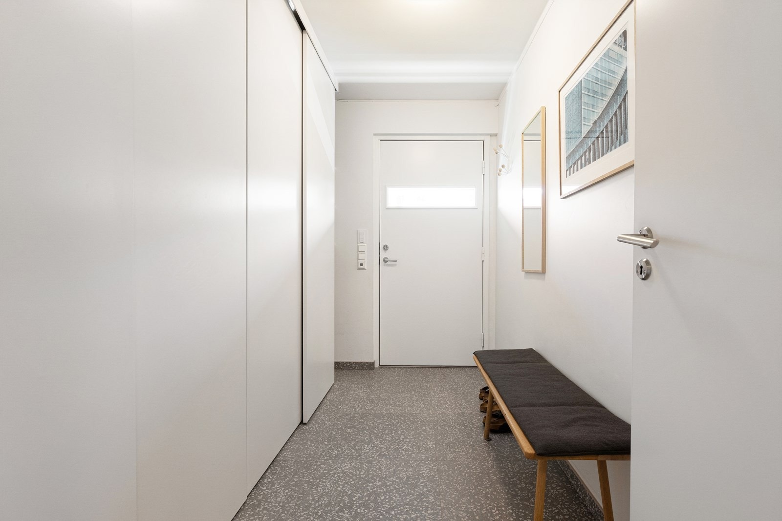 I gangen er det montert en stor skyvedørsgarderobe med rikelig oppbevaringsplass. Det er også god plass til knagger og skohylle. Galleribilde