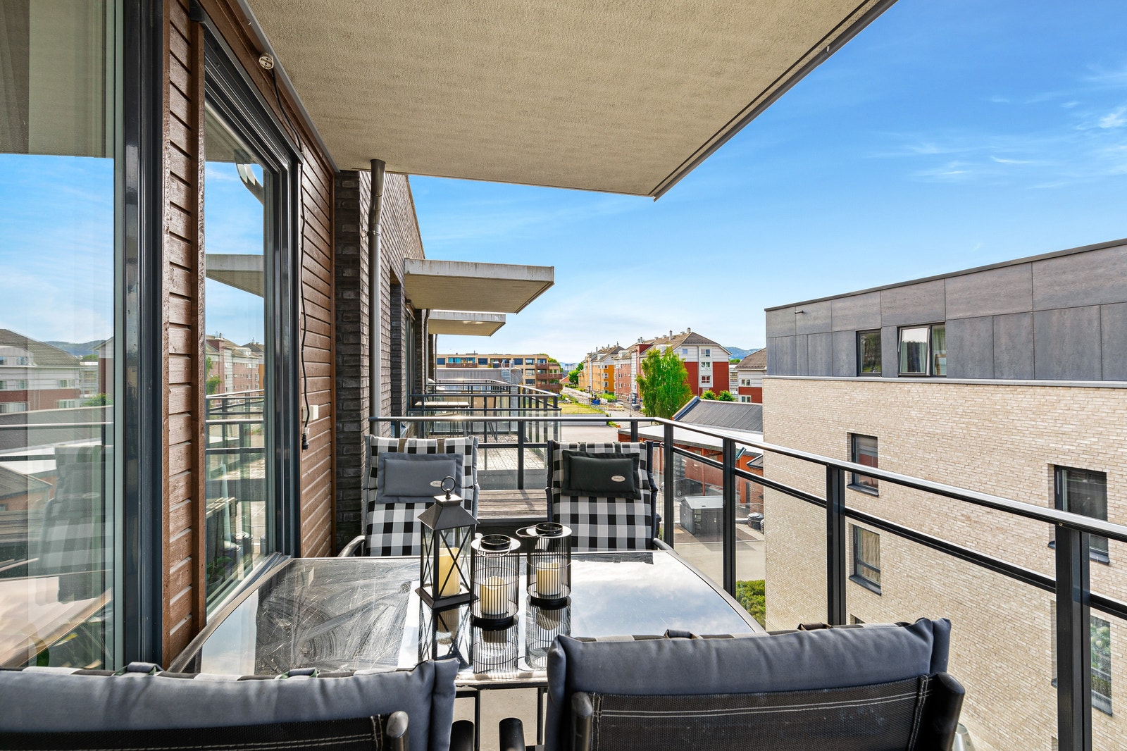 Vestvendt solrik balkong på ca. 9m2 gir god plass for en sittegruppe og en gassgrill. Utsikt syd mot Drammen sentrum. Her er det mulig å tilbringe mange hyggelige kvelder sammen med familie og venner. Galleribilde