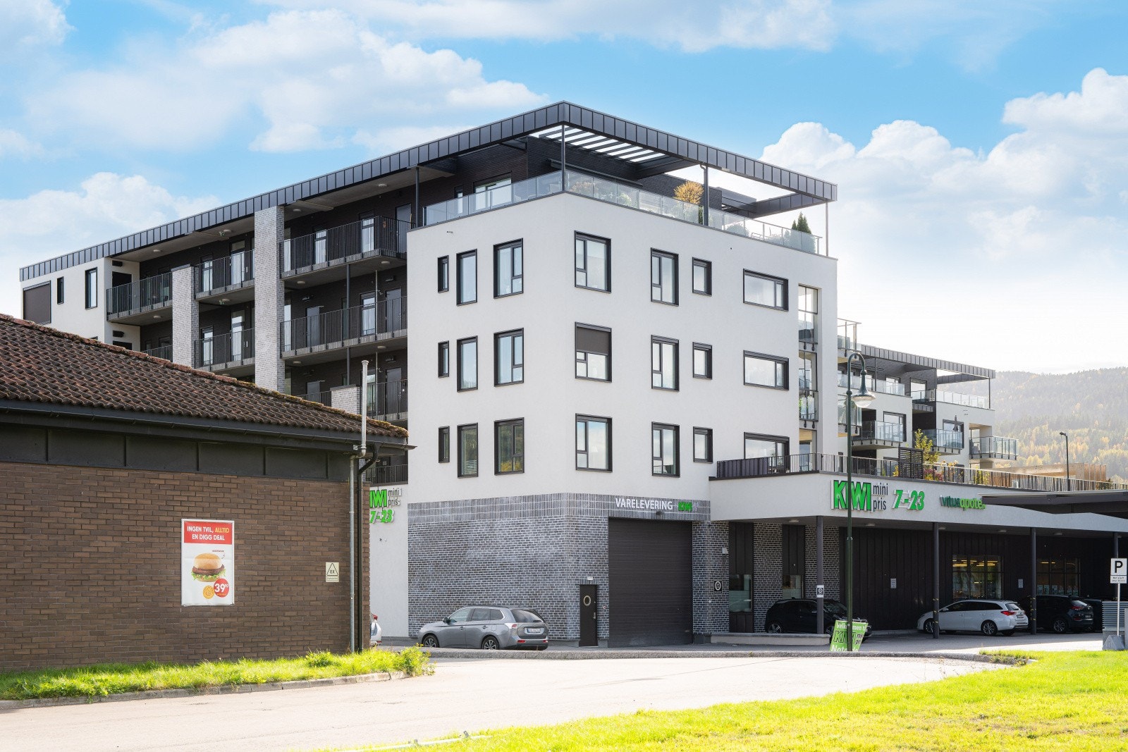 Nærområdet er fullt av spennende tilbud, parkområder, arkitektur og møteplasser. Den nærmeste naboen er Blueshuset, som kan friste med bibliotek, kino og kulturarrangementer. Det er gangavstand til kollektivtransport. Galleribilde