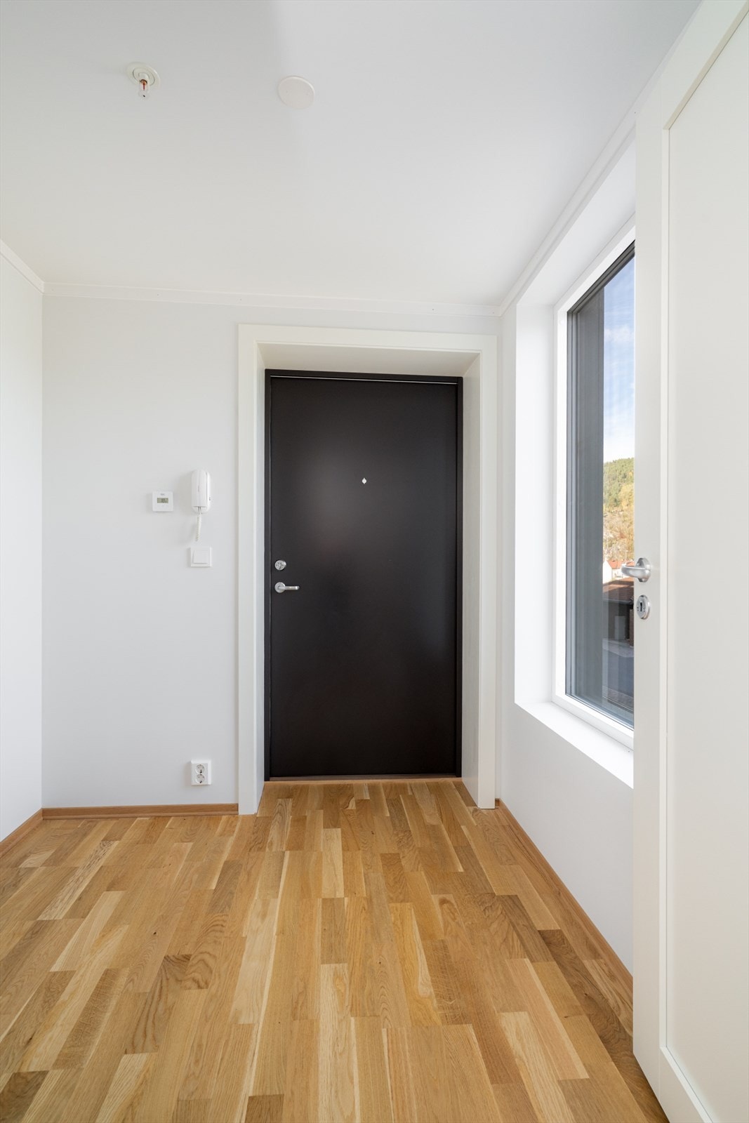 Hyggelig entré som ønsker velkommen inn, med god plass til å sette fra seg sko og henge fra seg yttertøy. I entre er det dørtelefon for enkelt å kunne slippe inn besøkende. Galleribilde