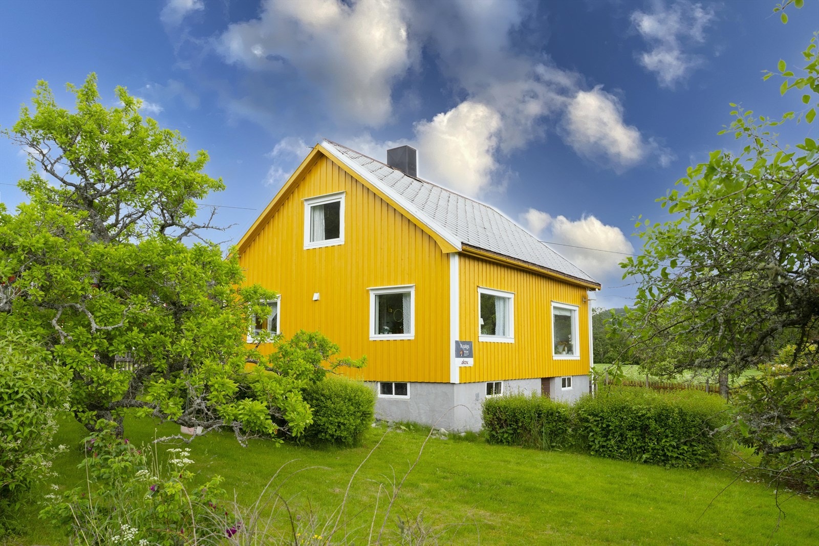 Det er drenert rundt hele huset med nye drensrør og lagt grunnmursplast mot kjellermur. Galleribilde