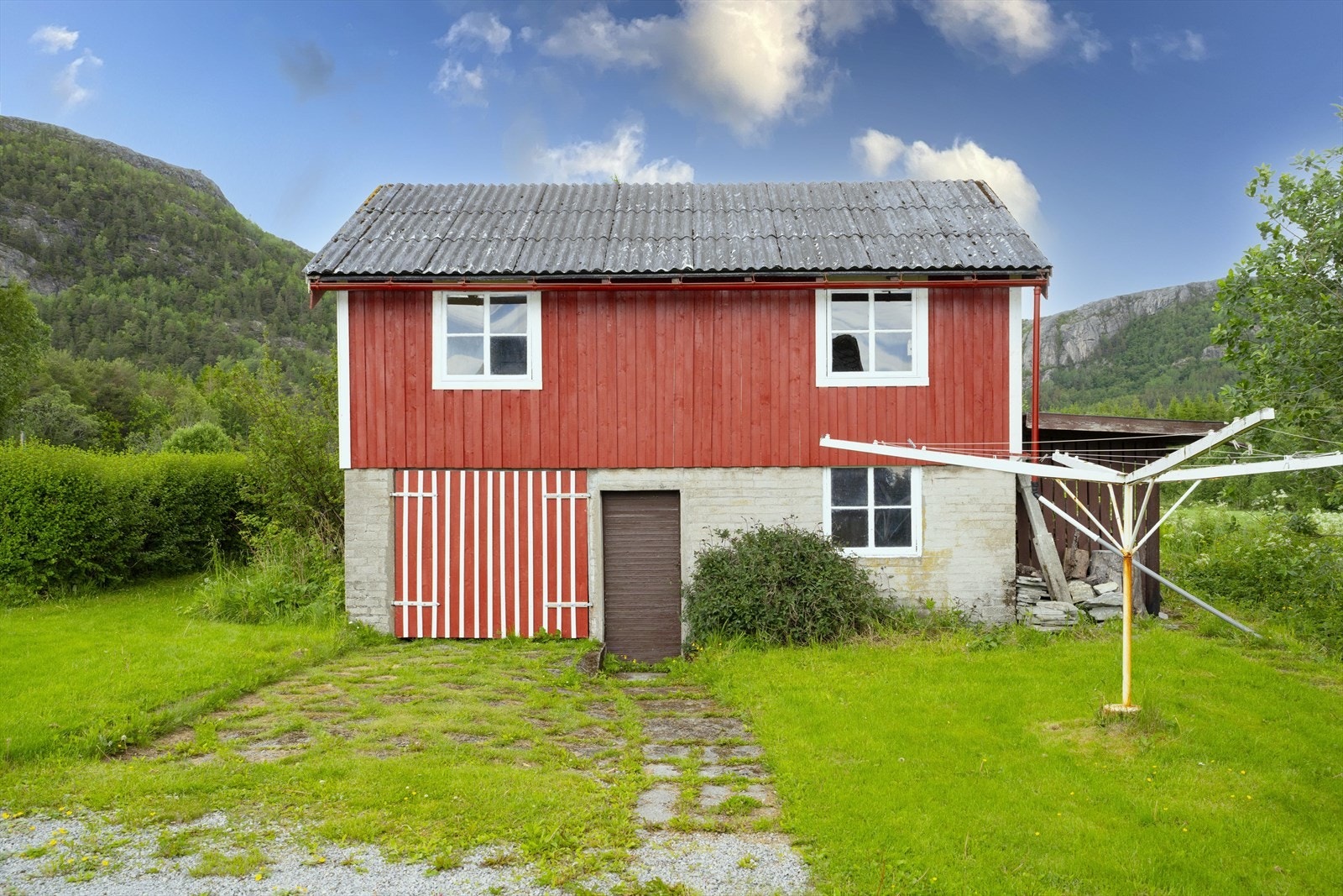 Ny port til "garasjen" på uthuset i tillegg til vindtetting og kledning på samme vegg. Galleribilde