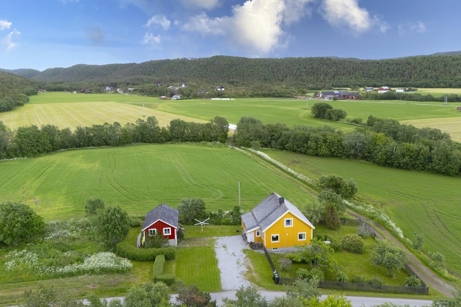 Tre vinduer på vestveggen er renovert i tillegg til kjøkkenvindu mot øst i 2025. Januar 2026 ble stuevinduet mot øst skiftet. Galleribilde