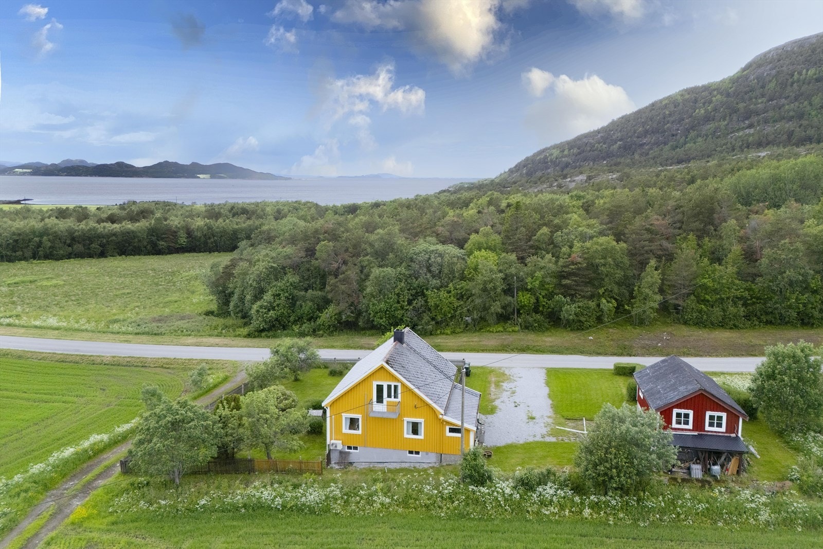 Fra eiendommen er det en kort biltur til hurtigbåt som tar deg til blant annet Trondheim. Videre er det bussforbindelser inn til Rissa. Galleribilde