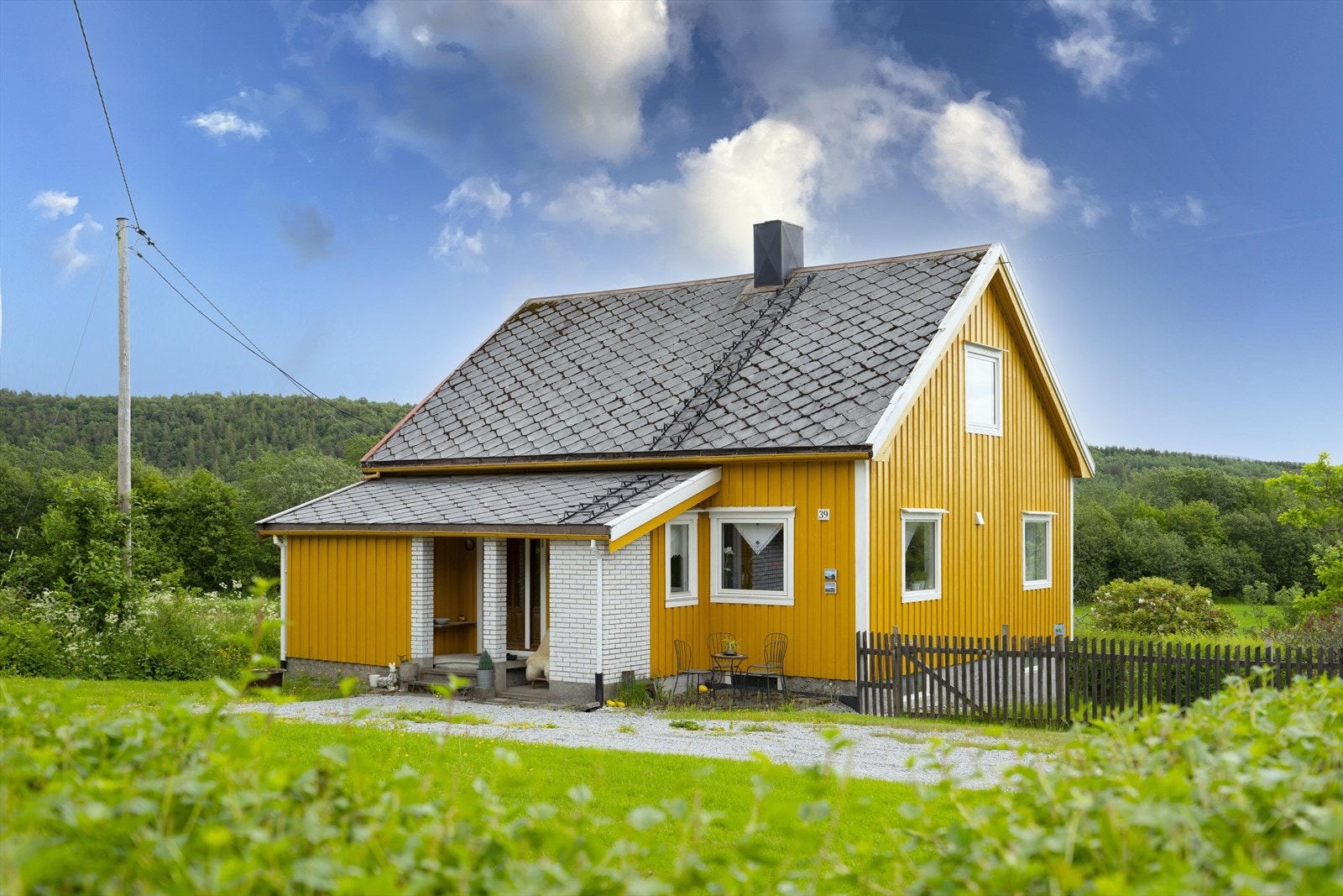 Det er kort vei til hurtigbåt, dagligvarebutikk og en kort biltur til Rissa med "alt" av servicefunksjoner. Galleribilde