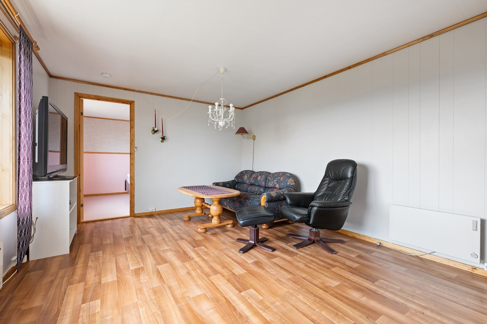 Stue i en av hyblene i kjelleren. God plass for sofakrok og tv. Galleribilde