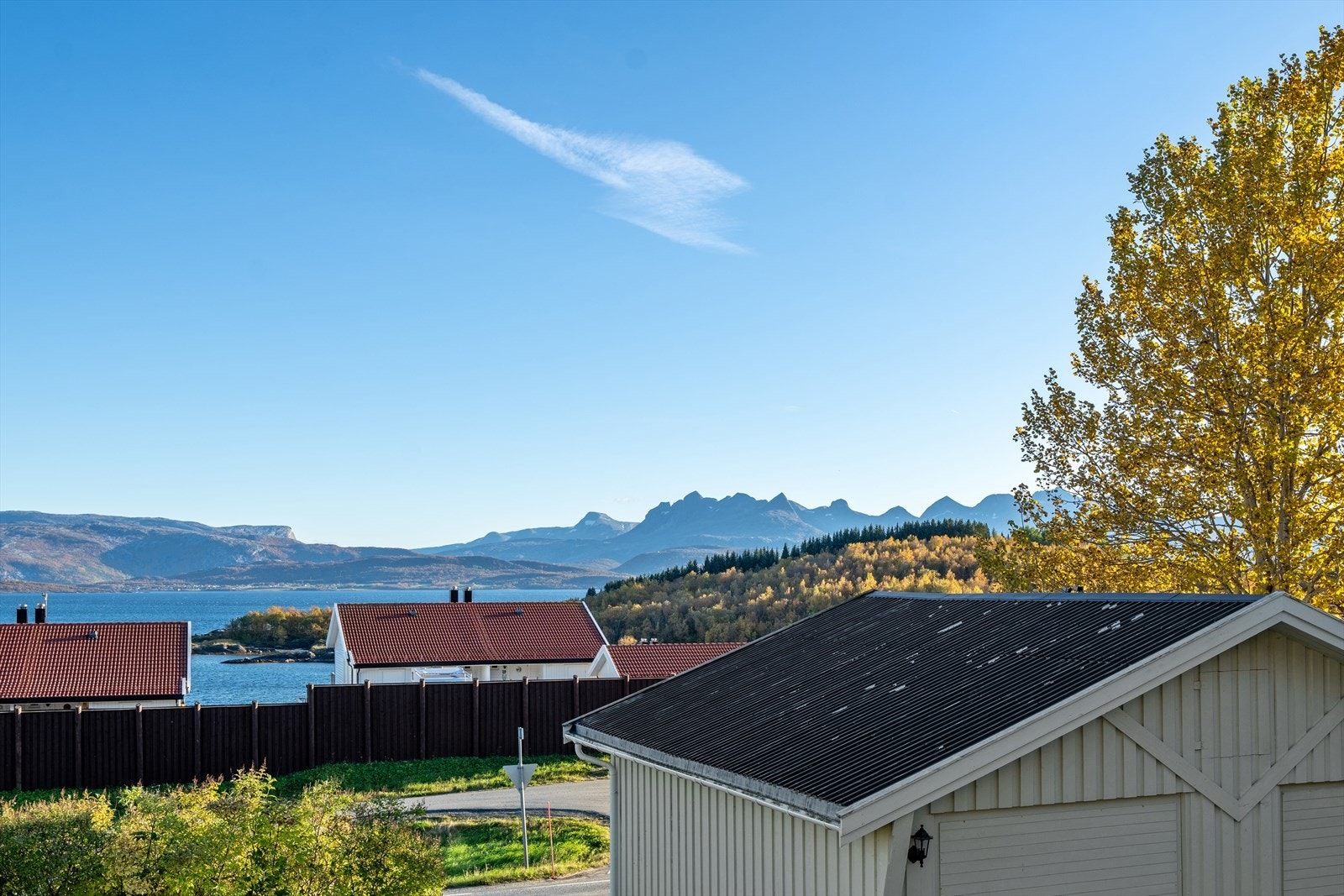 Fra eiendommen er det utsikt mot sjøen og fjellene i horisonten. Galleribilde