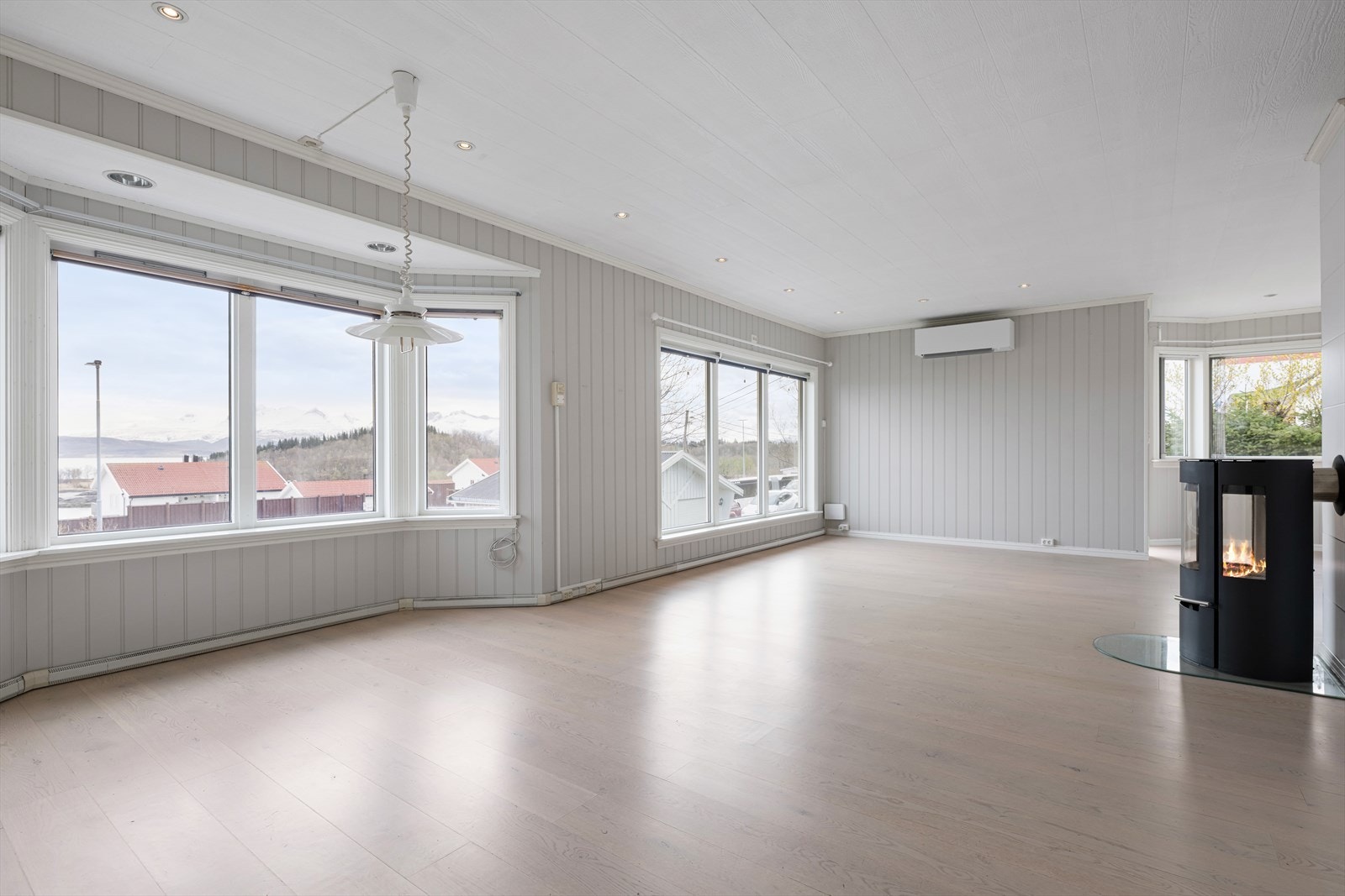 Vi beveger oss inn i en lys og romslig stue. Her er det etablert varmepumpe. Galleribilde