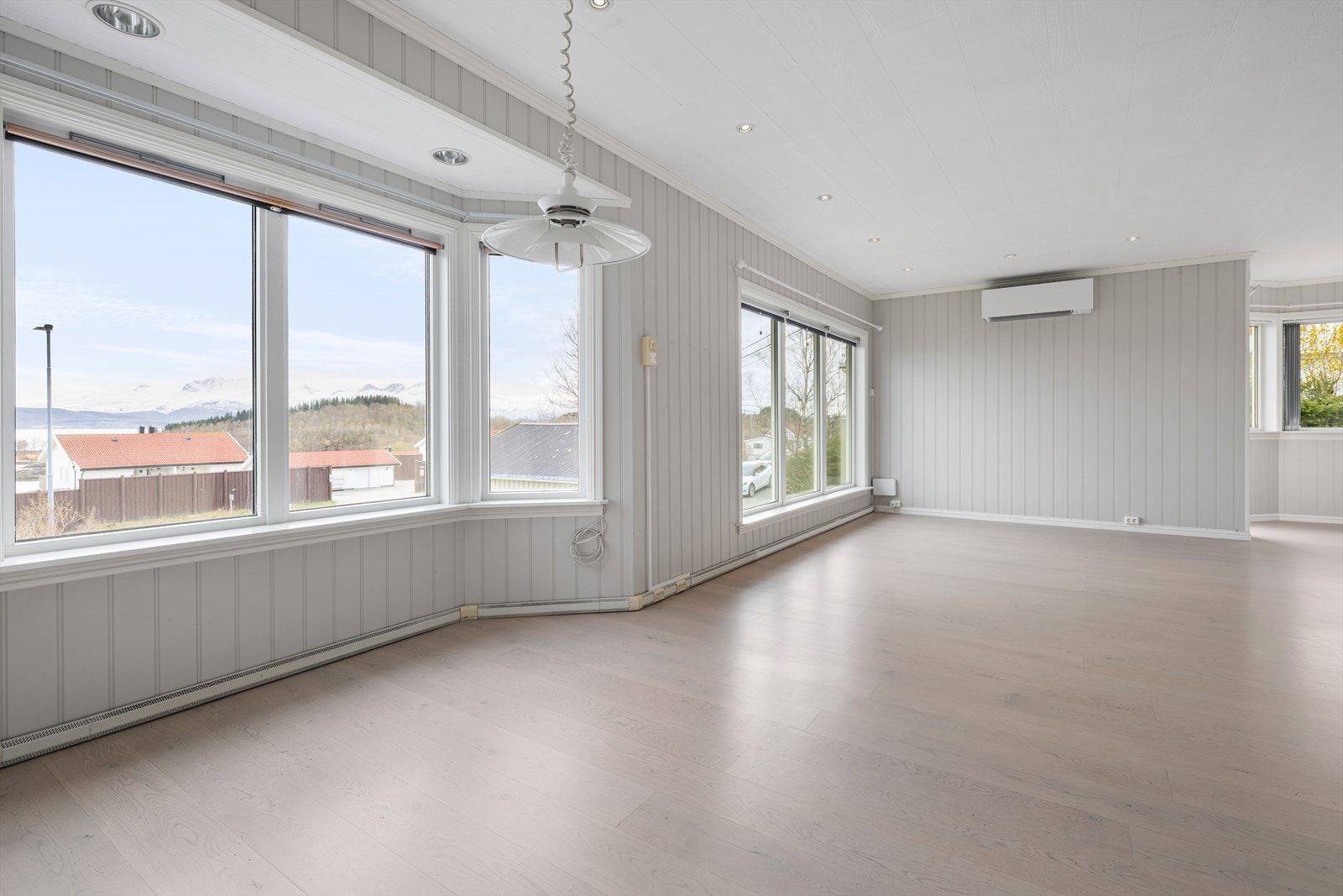 Store vindusflater i stuen gir gode lysforhold og utsikt mot omgivelsene. Galleribilde