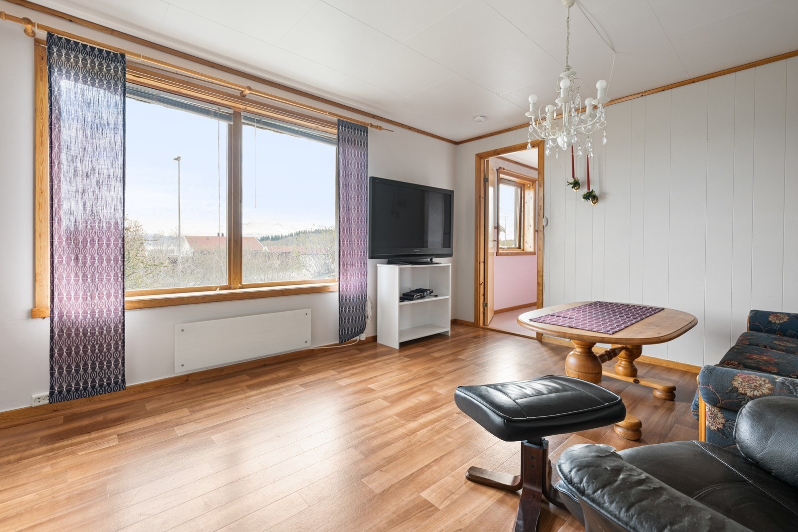 Gode vindusflater sørger for mye lys i rommet. Galleribilde