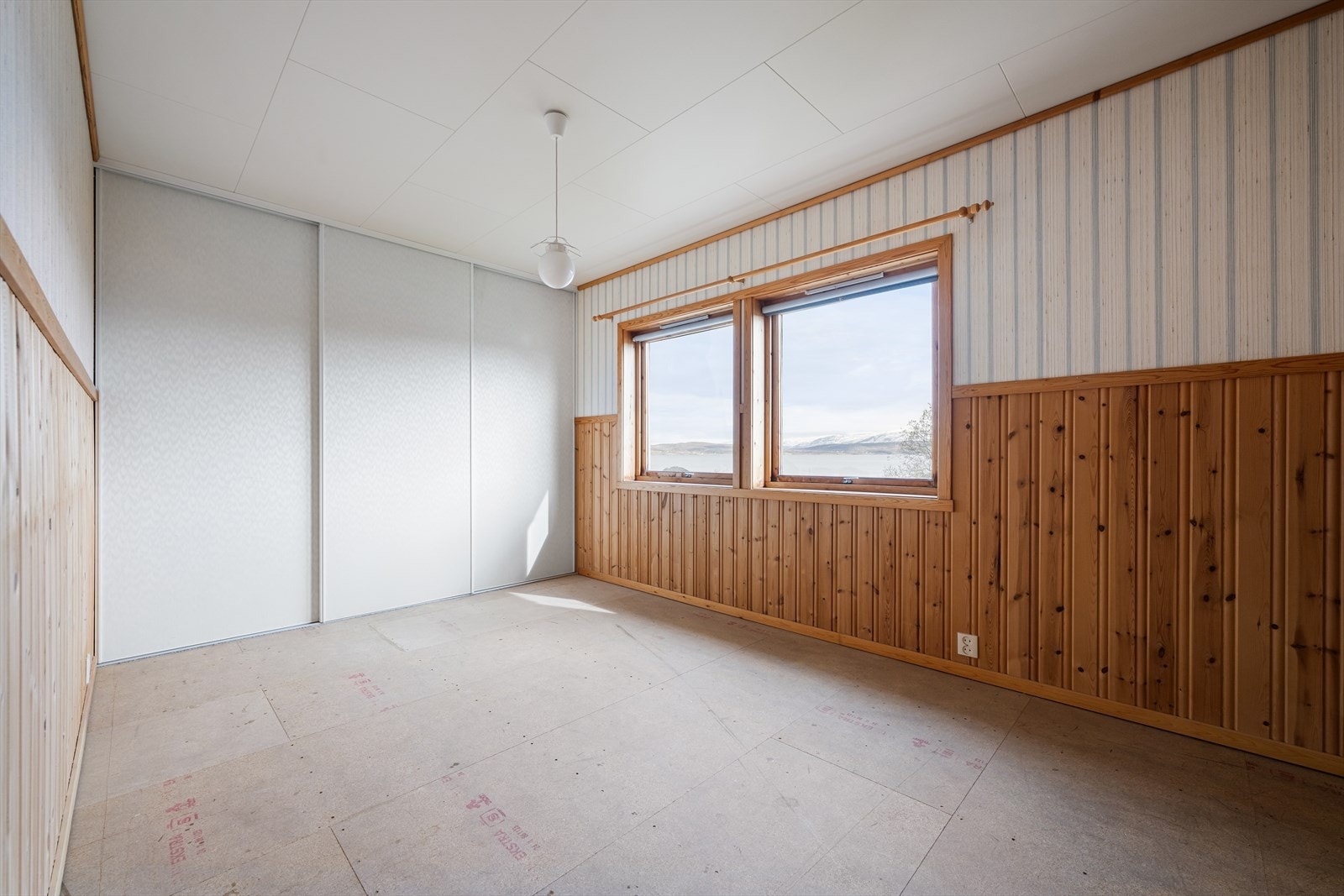 Romslig hovedsoverom med innebygget skyvedørsgarderobe. Galleribilde
