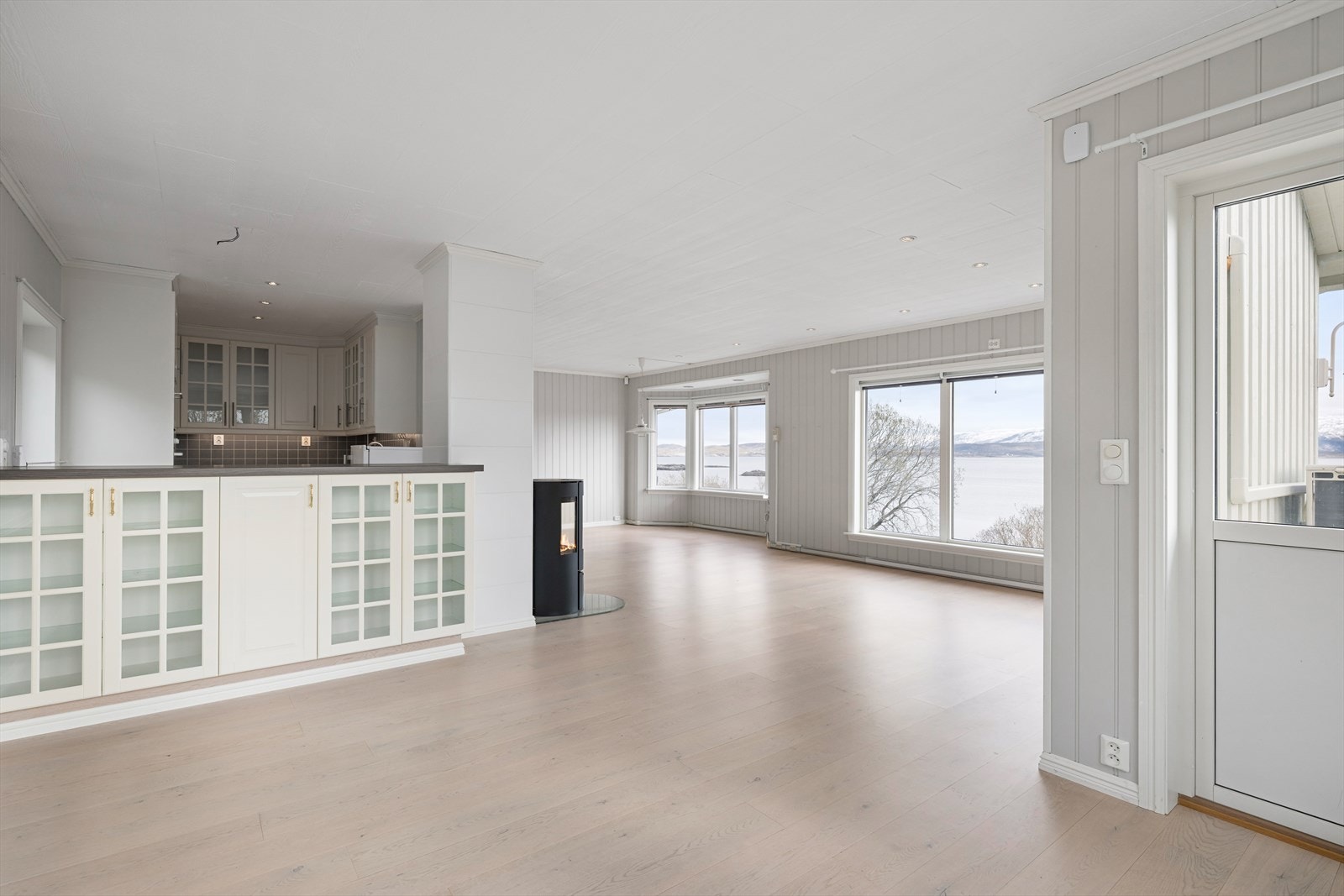 Fra stuen er det åpen løsning mot kjøkkenet og direkte utgang til terrassen. Galleribilde
