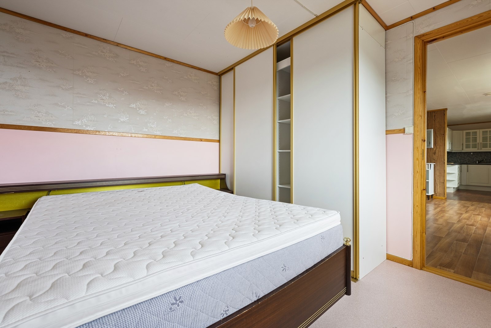 Soverom med god plass for dobbeltseng og gode garderobeløsninger. Galleribilde