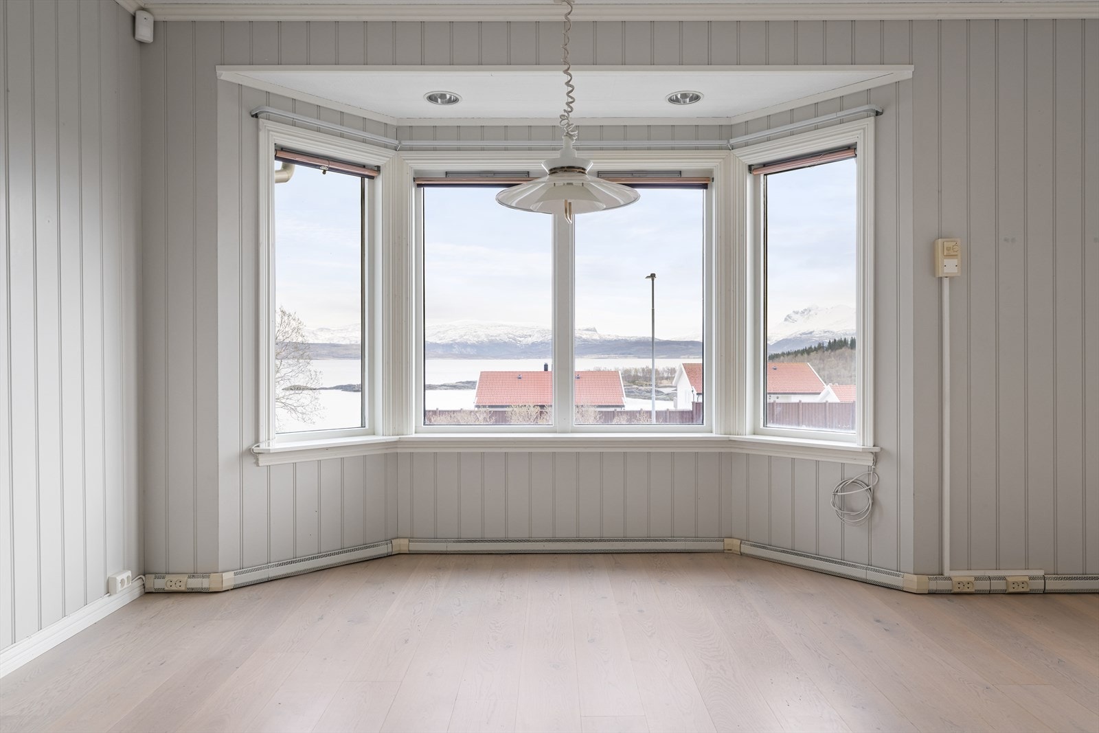 Karnappet i stuen, som ble bygget i 1991, gir rikelig med dagslys og en fin romfølelse. Galleribilde