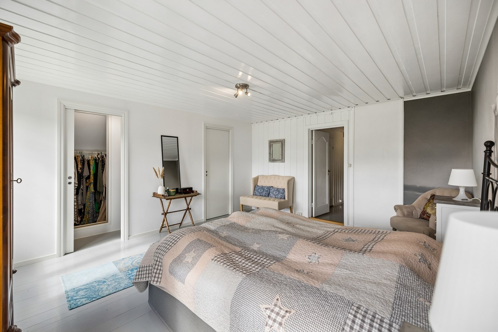 Et av soverommene har tilknyttet walk-in-closet. Galleribilde
