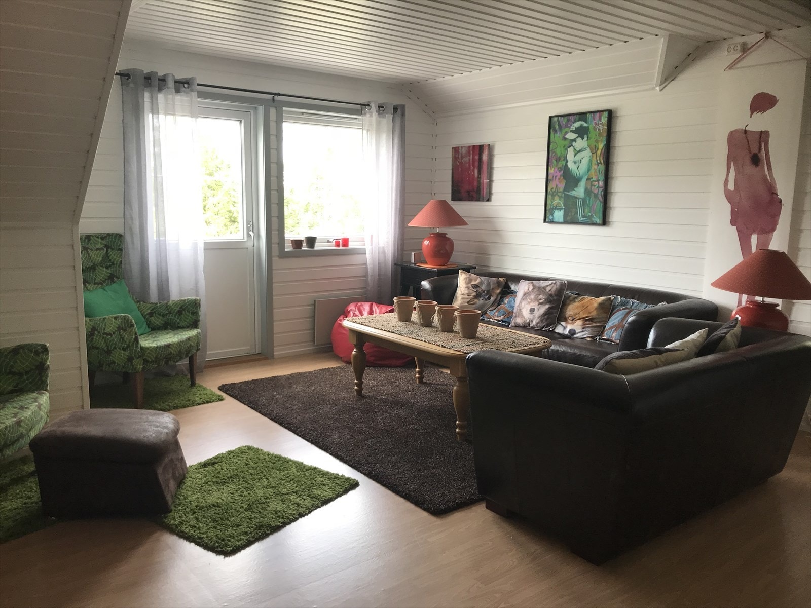 Stuen i andre etasje har utgang til en luftebalkong. Selgers foto. Galleribilde
