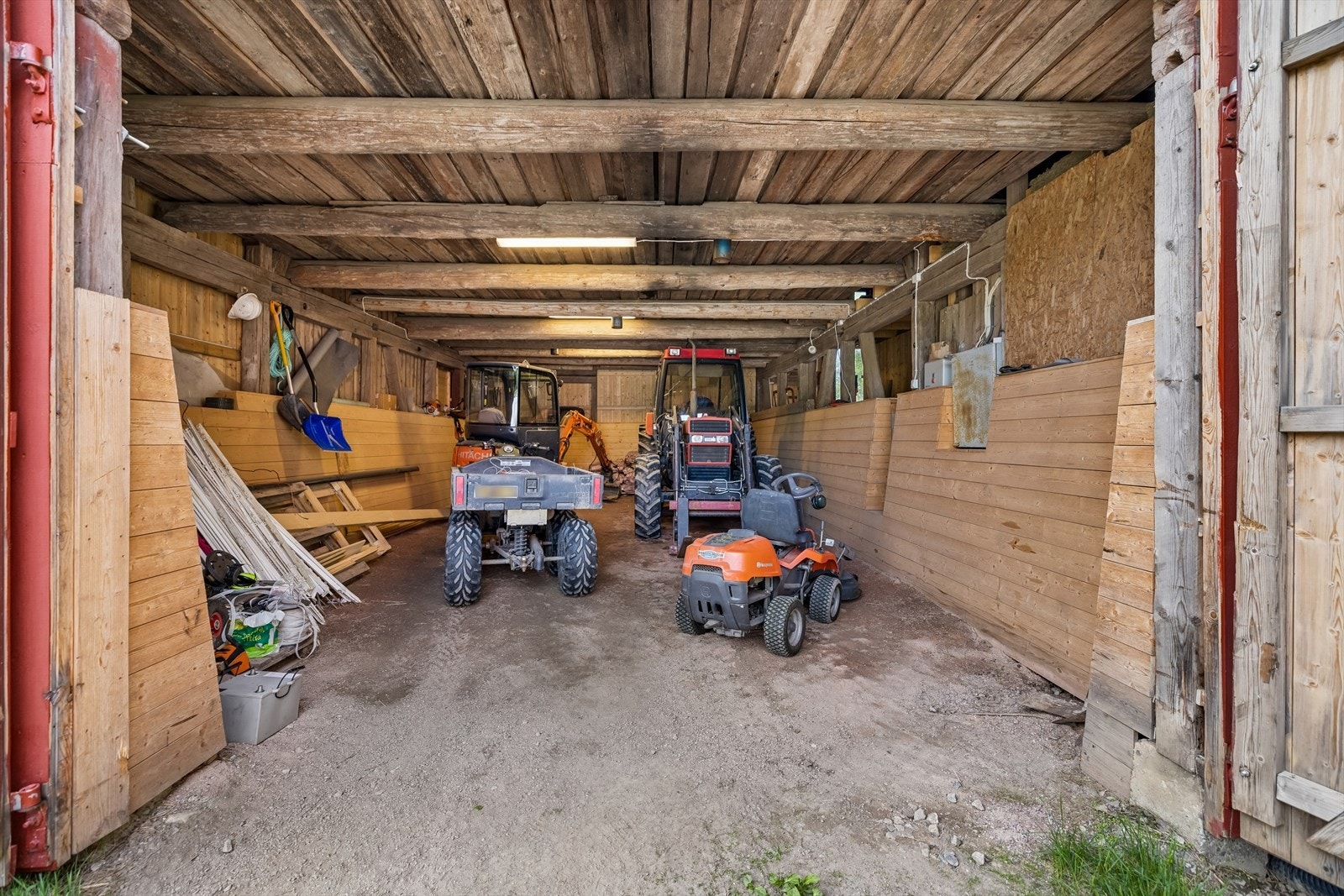 Traktorgarasje med flere muligheter Galleribilde