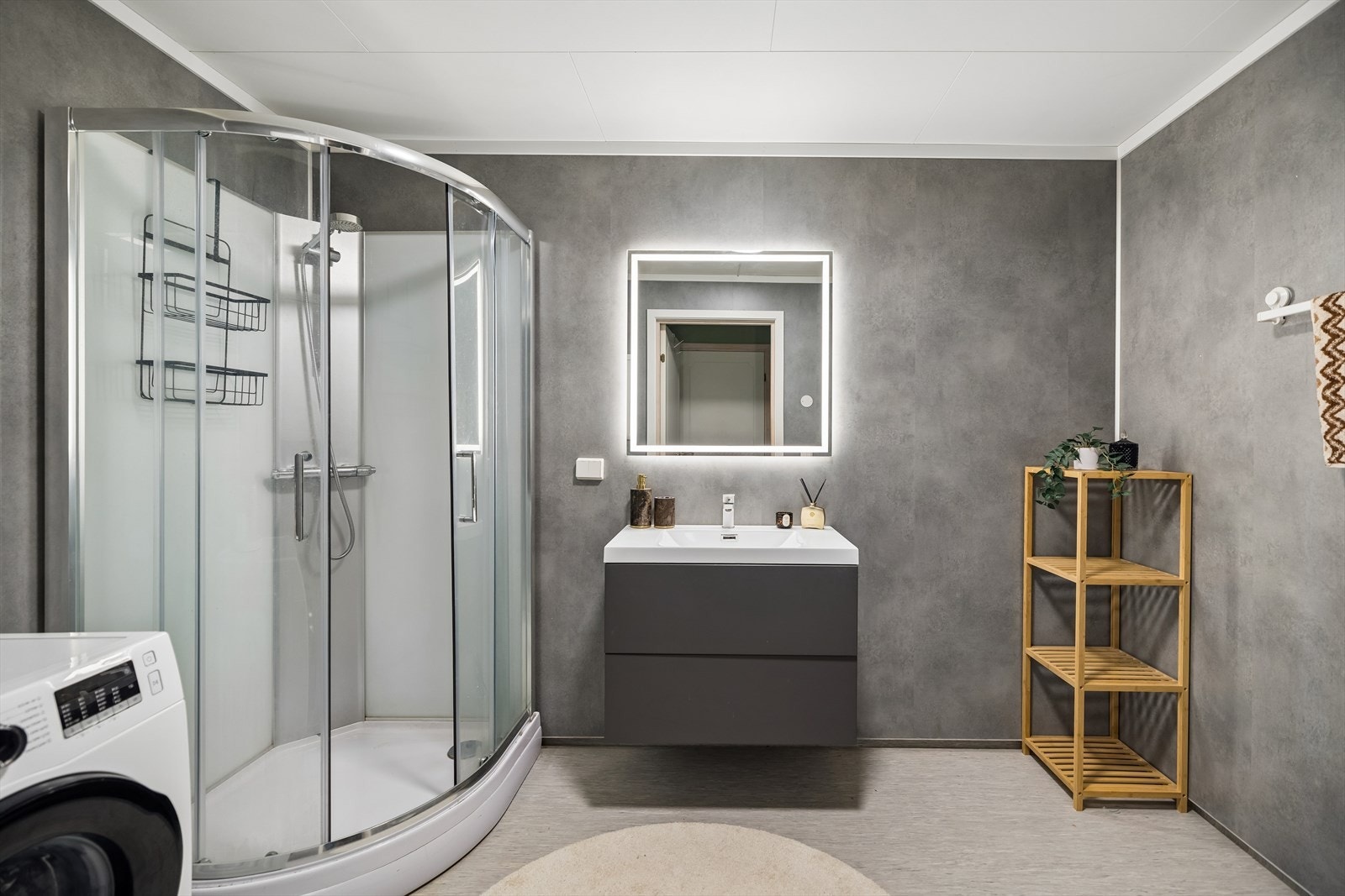 Badet i hoveddelen ble pusset opp i 2024, med vinylbelegg med varmekabler og våtromsplater. Galleribilde