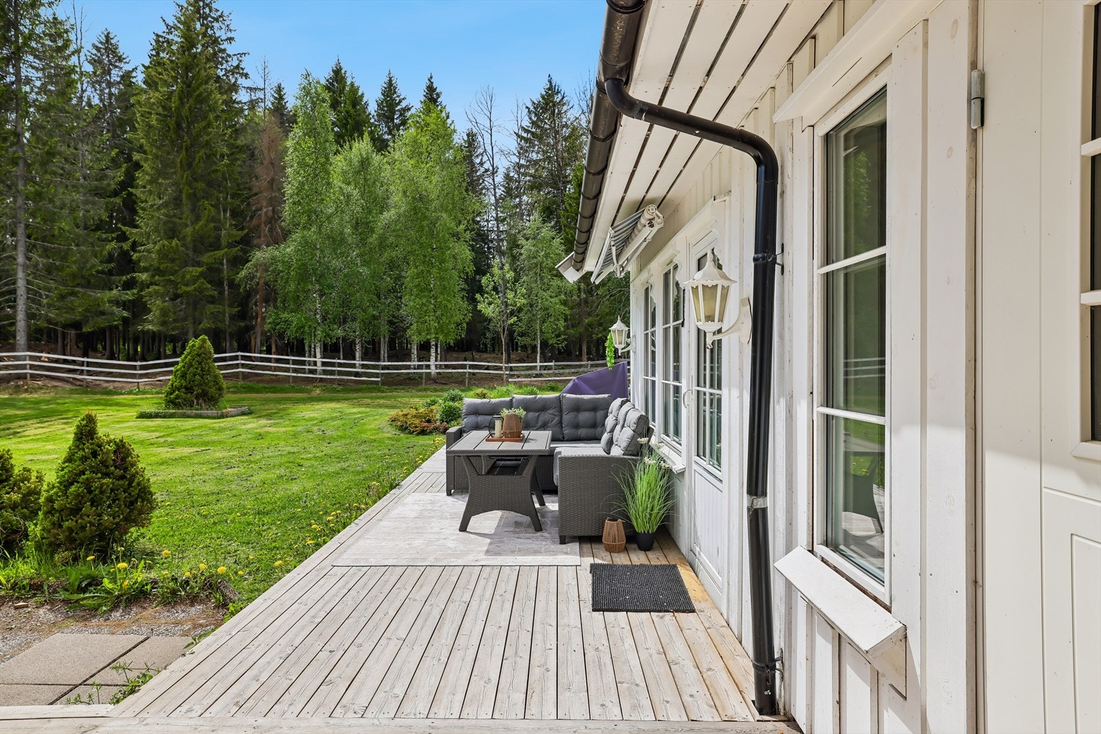 Kristine-huset har en veranda på terrengnivå med utgang fra stuen. Galleribilde