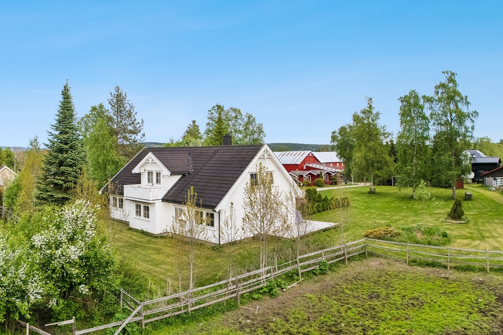 Fra stuen i andre etasje er det utgang til en luftebalkong. To soverom med hvert sitt vindu på kortveggen. Galleribilde